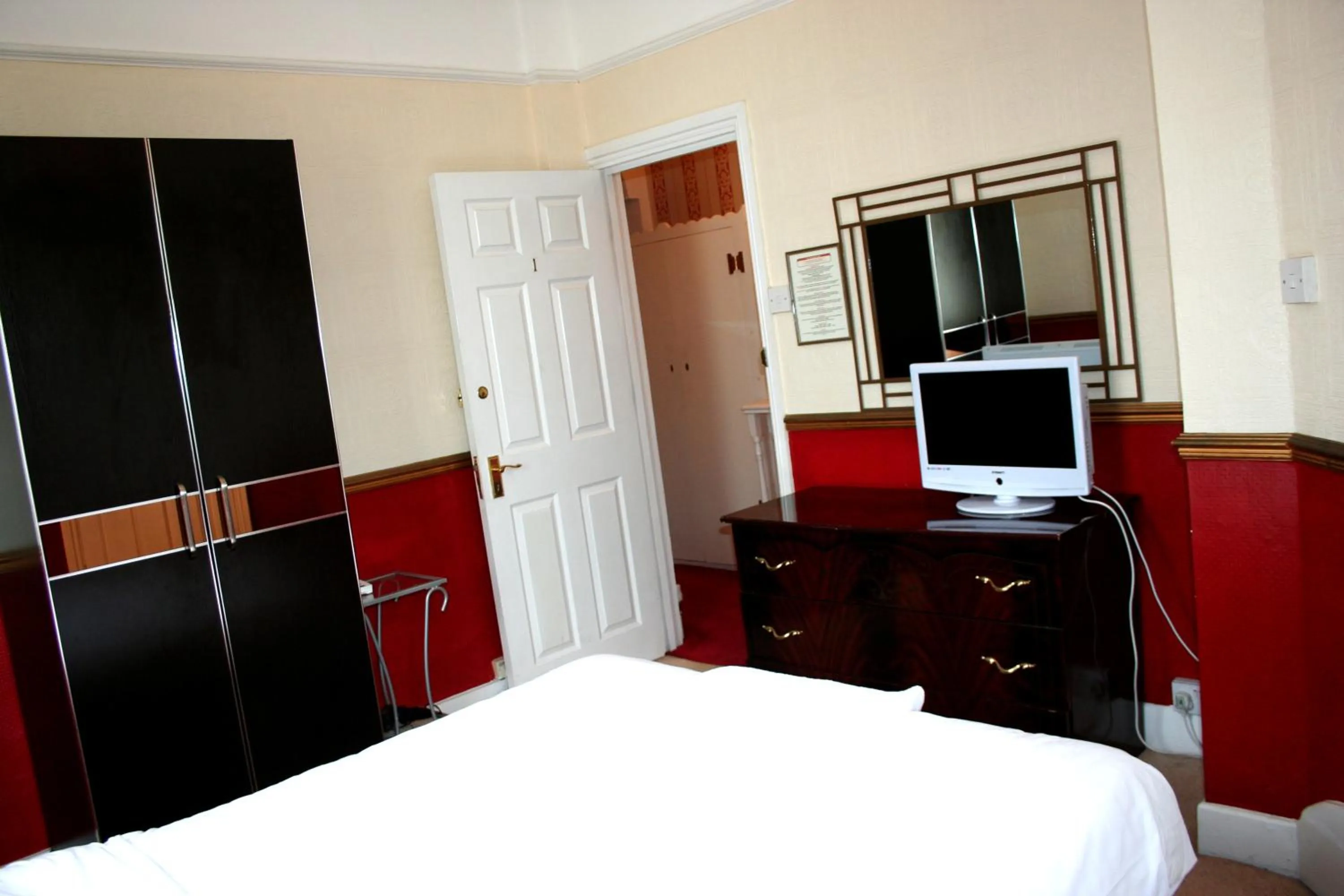 Photo of the whole room, Bed in Ilfracombe House Hotel - near Cliffs Pavilion