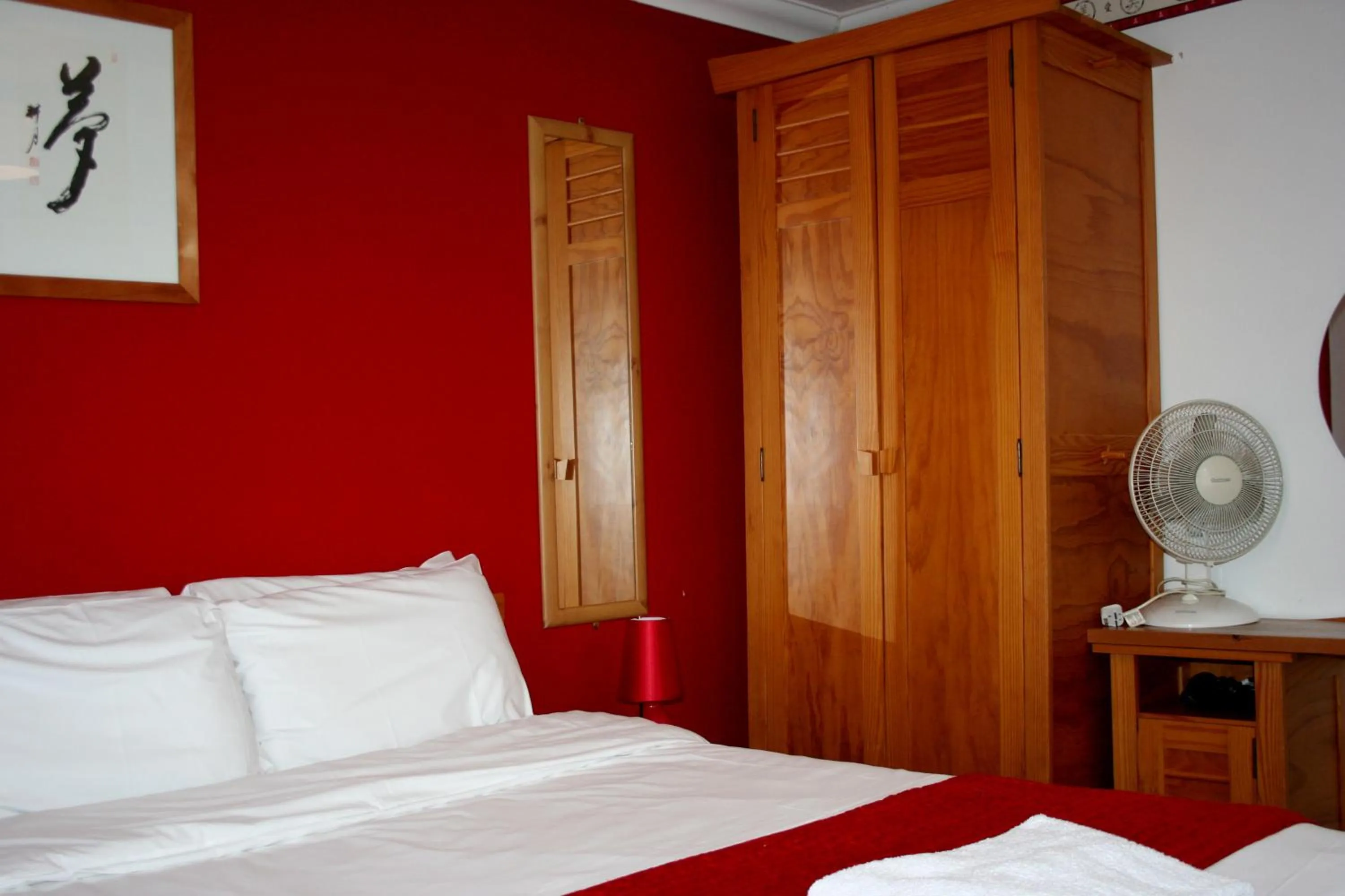 Photo of the whole room, Bed in Ilfracombe House Hotel - near Cliffs Pavilion