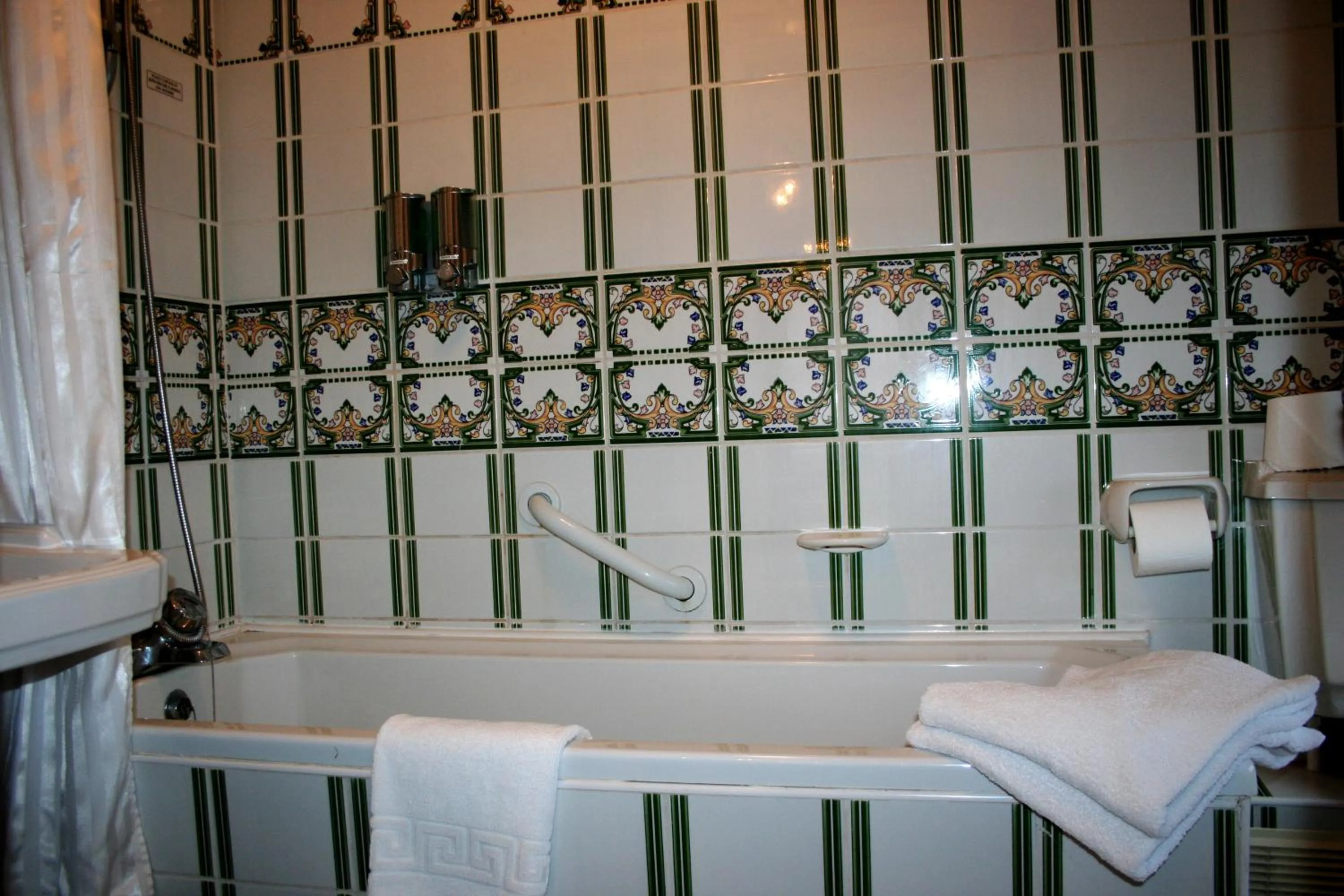 Bathroom in Ilfracombe House Hotel - near Cliffs Pavilion