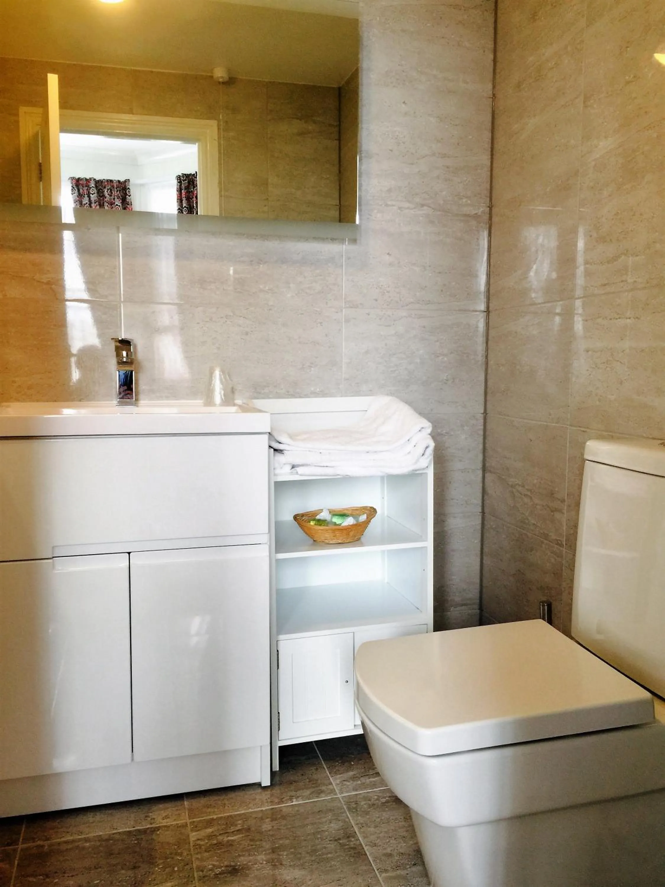 Bathroom in Ilfracombe House Hotel - near Cliffs Pavilion