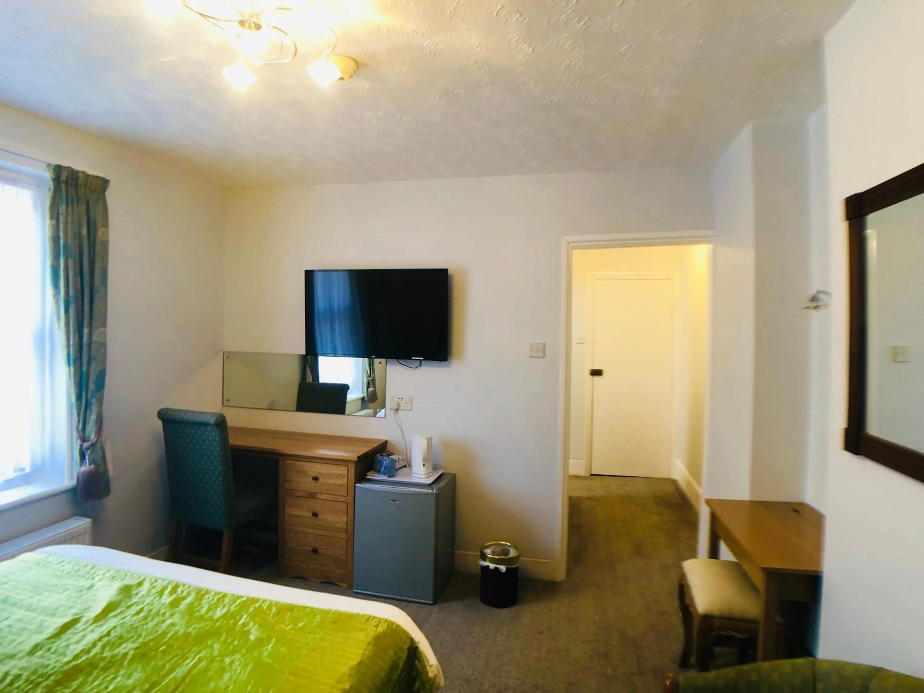 Photo of the whole room, Bed in Ilfracombe House Hotel - near Cliffs Pavilion