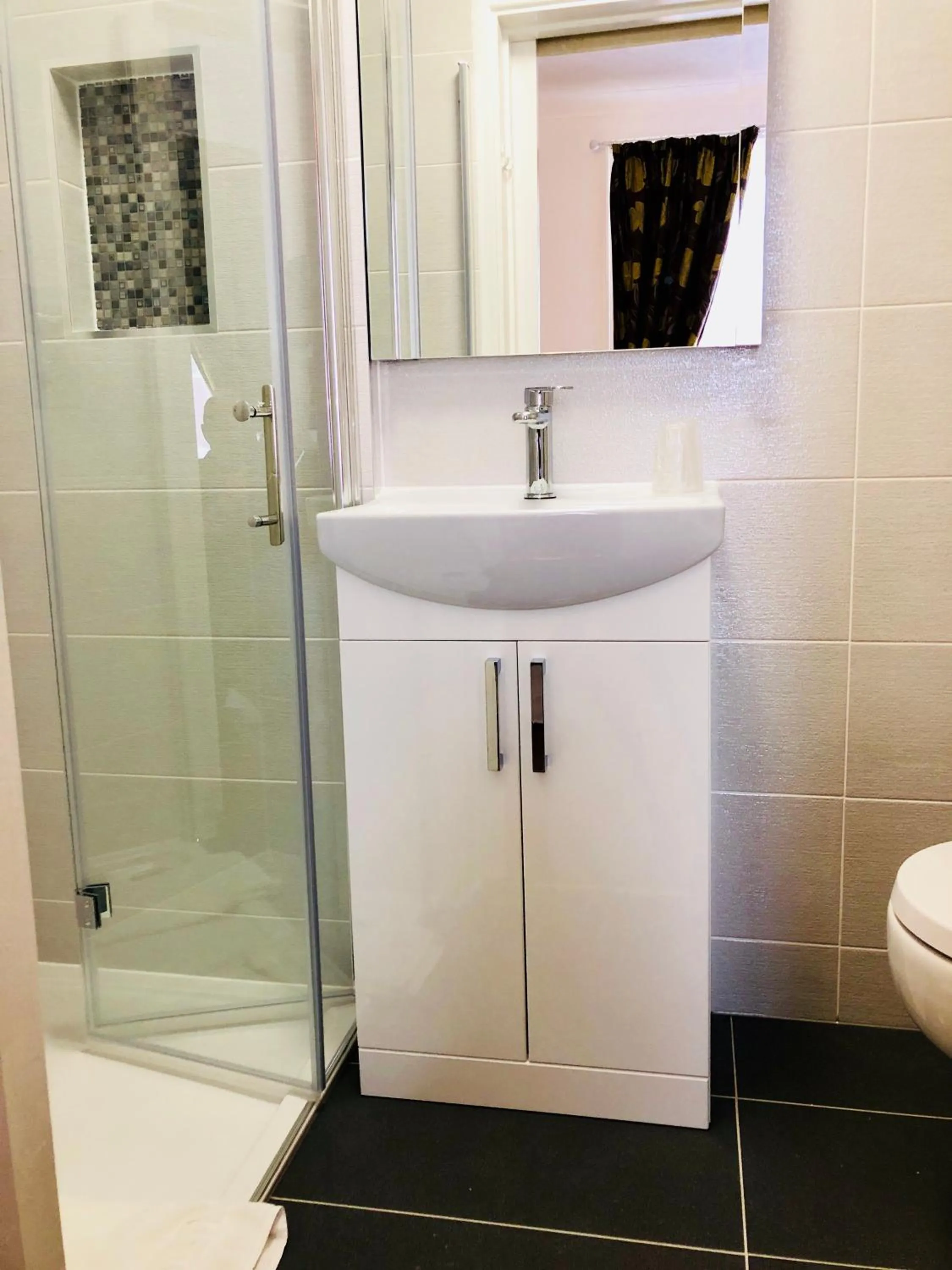 Bathroom in Ilfracombe House Hotel - near Cliffs Pavilion