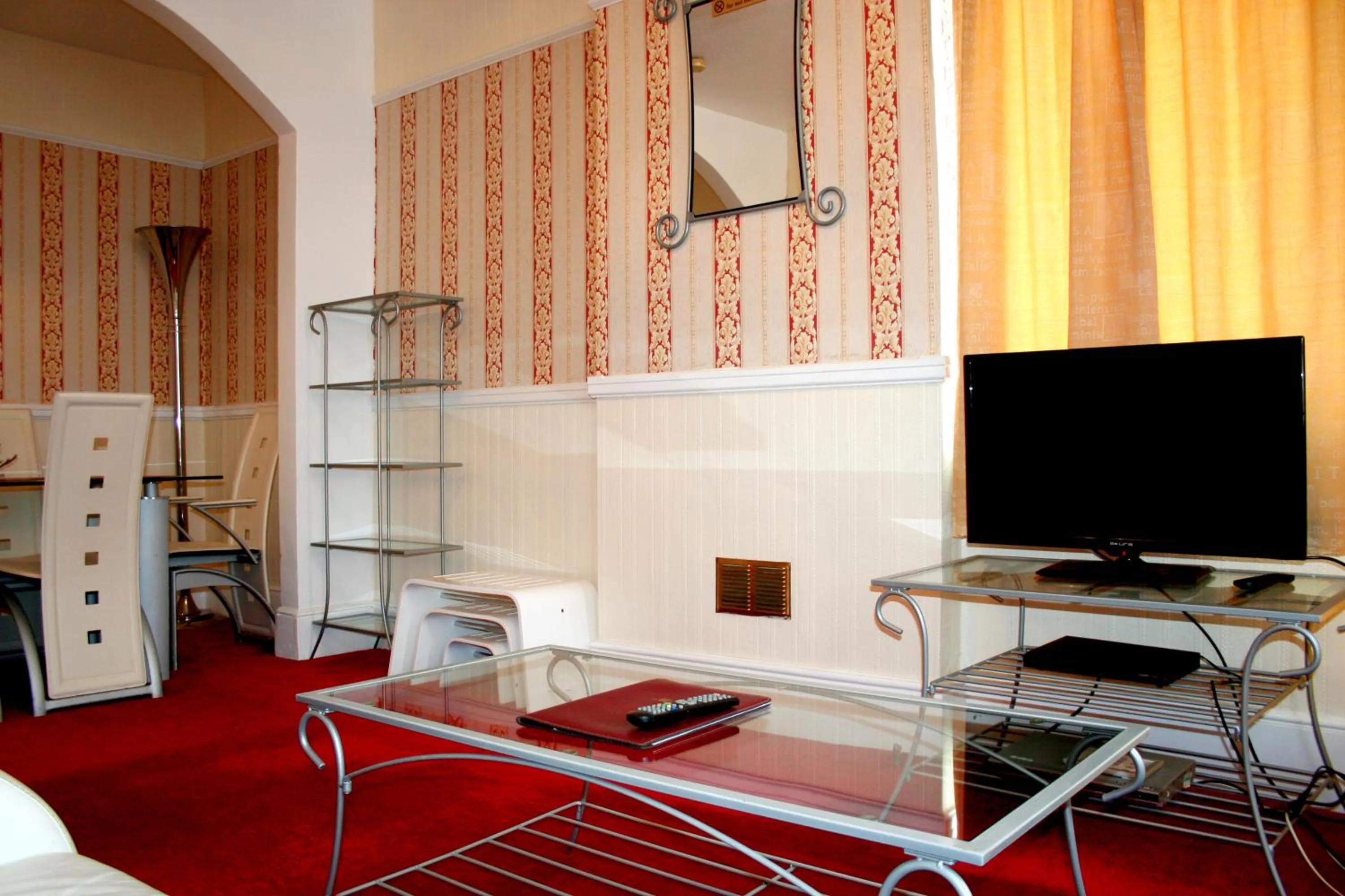 TV and multimedia in Ilfracombe House Hotel - near Cliffs Pavilion