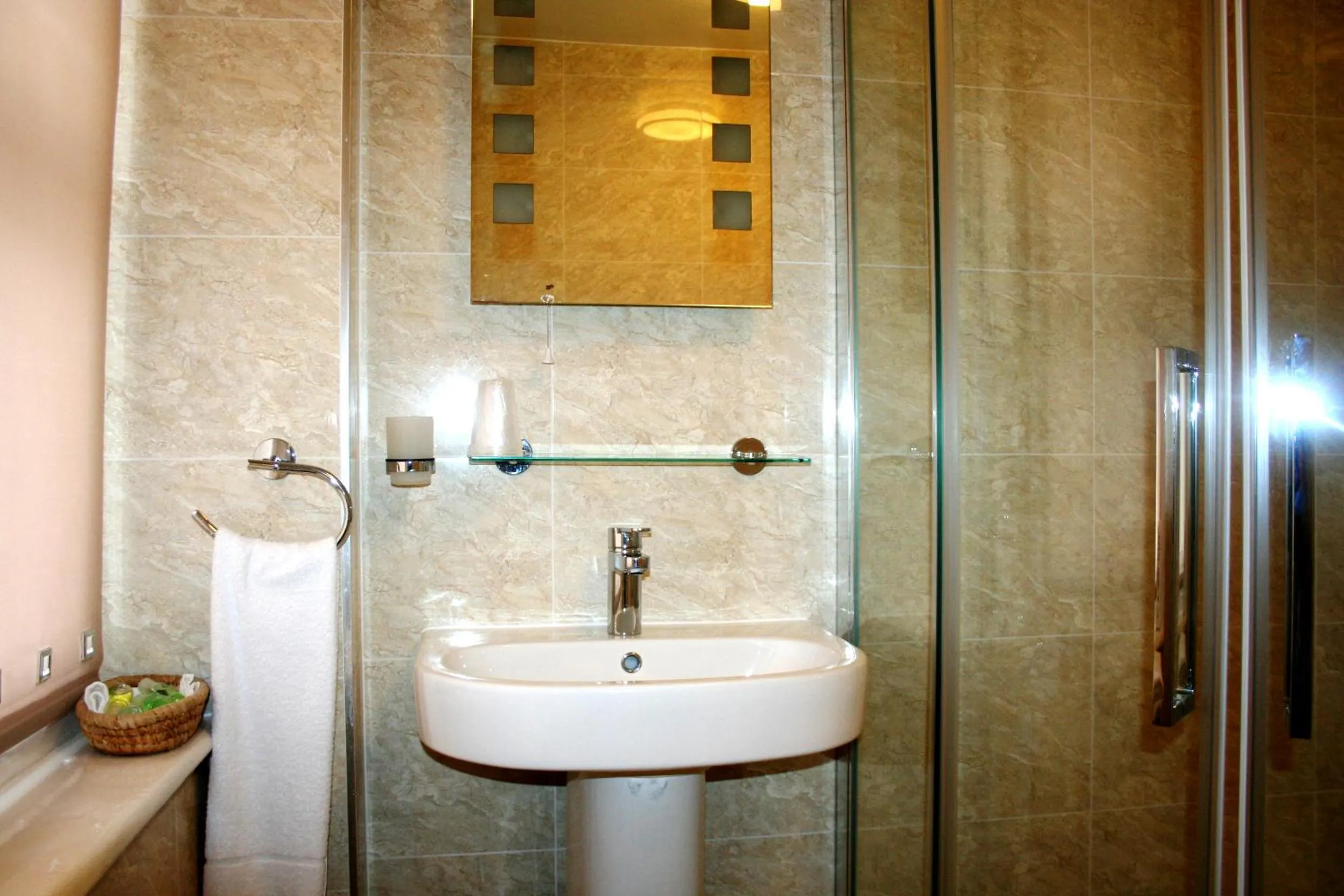Bathroom in Ilfracombe House Hotel - near Cliffs Pavilion