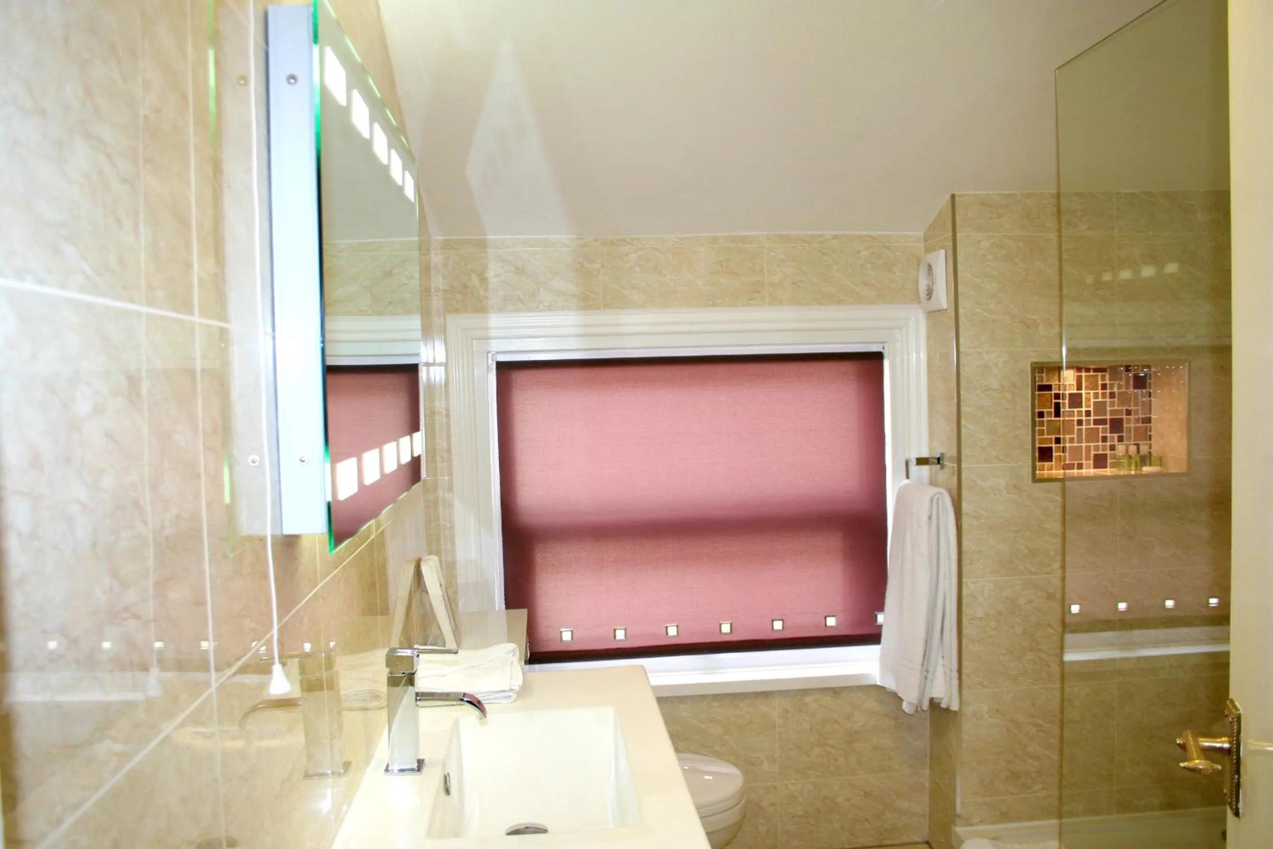 Bathroom in Ilfracombe House Hotel - near Cliffs Pavilion