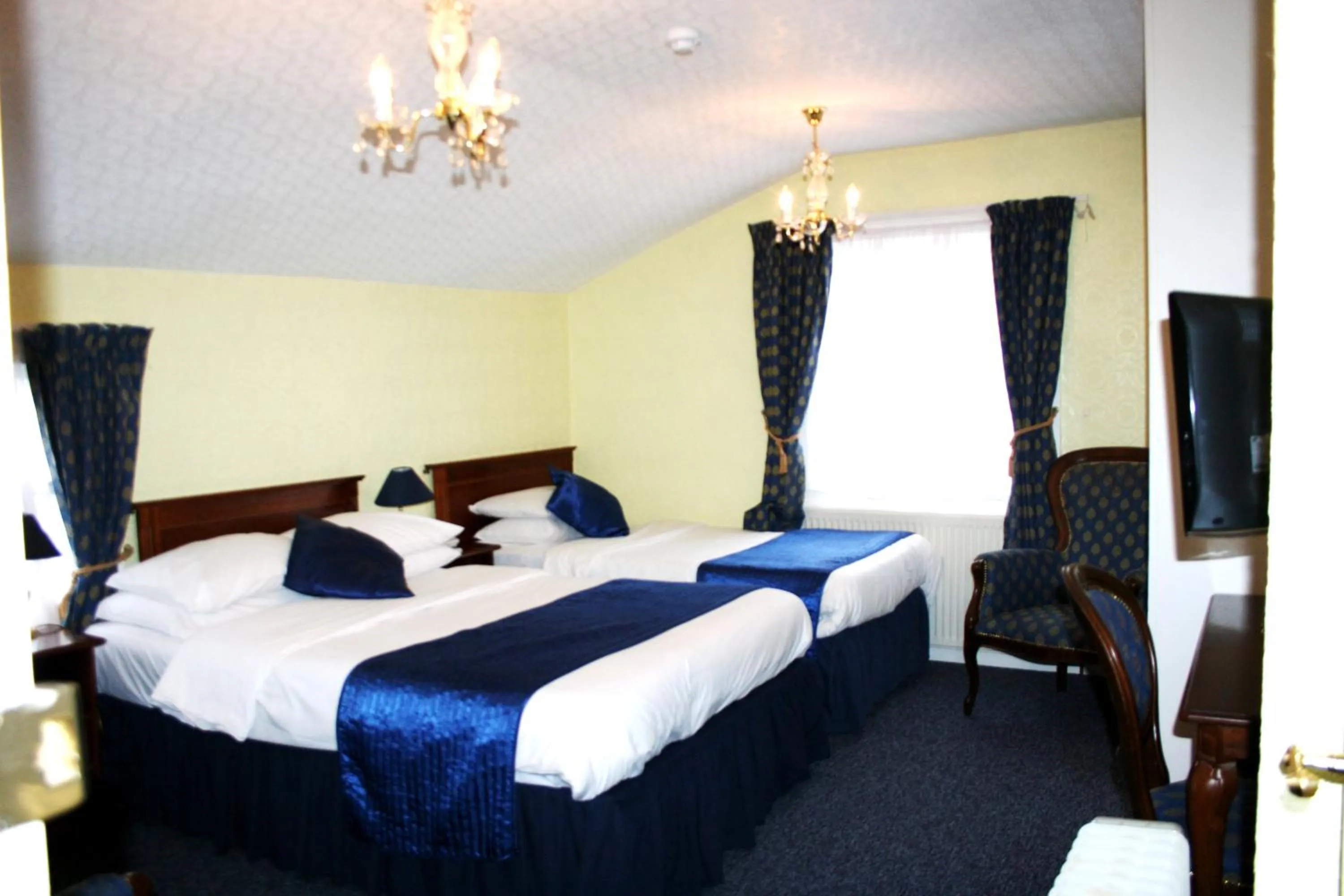 Bed in Ilfracombe House Hotel - near Cliffs Pavilion