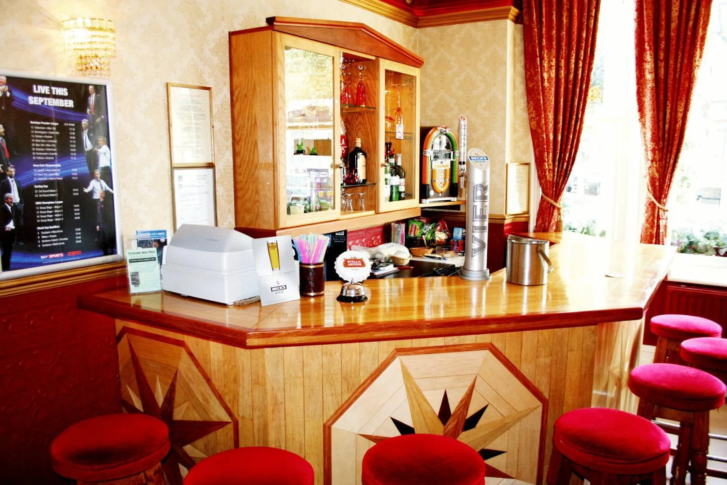 Lounge or bar in Ilfracombe House Hotel - near Cliffs Pavilion