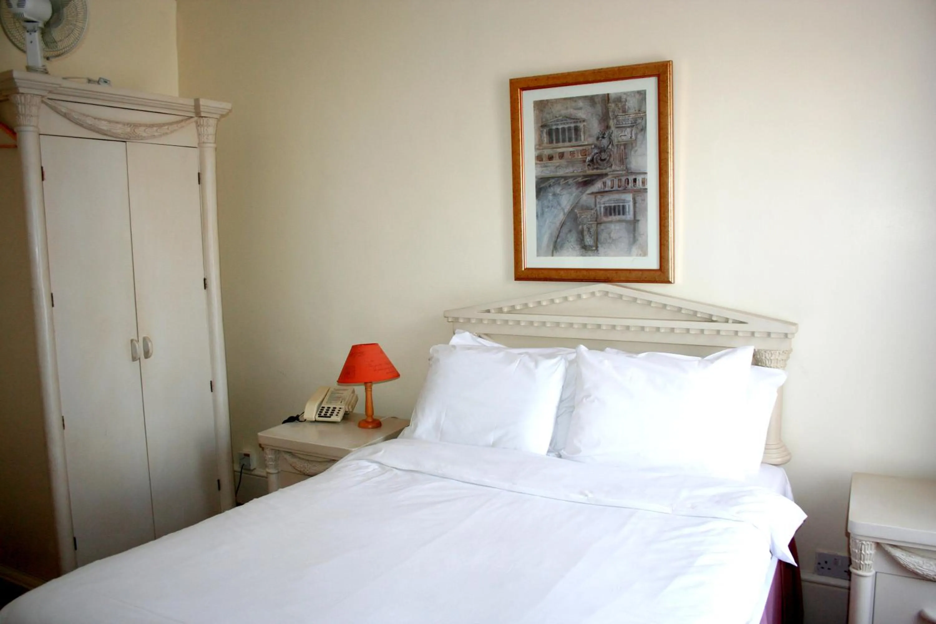 Bed in Ilfracombe House Hotel - near Cliffs Pavilion