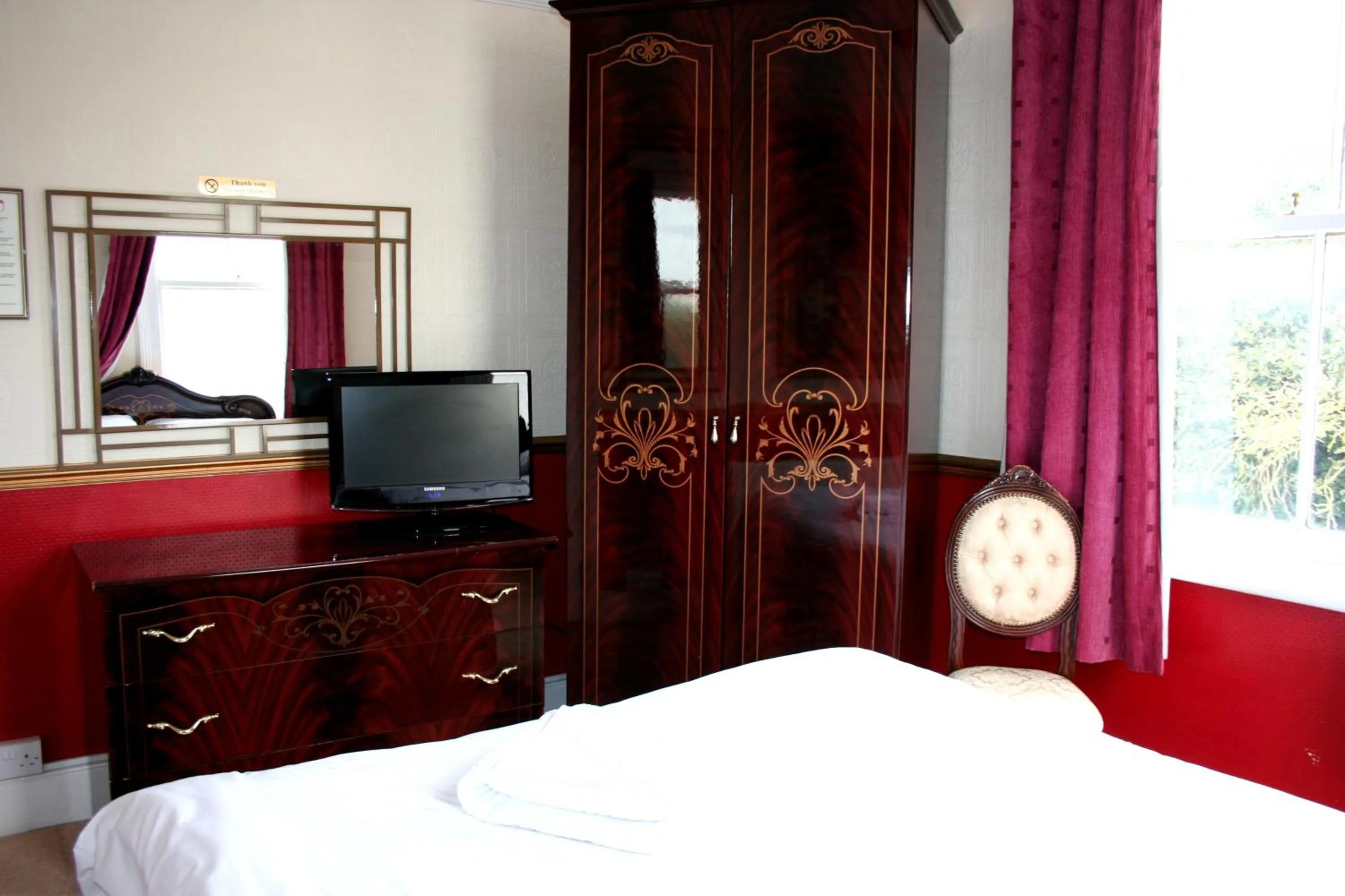TV and multimedia, Bed in Ilfracombe House Hotel - near Cliffs Pavilion