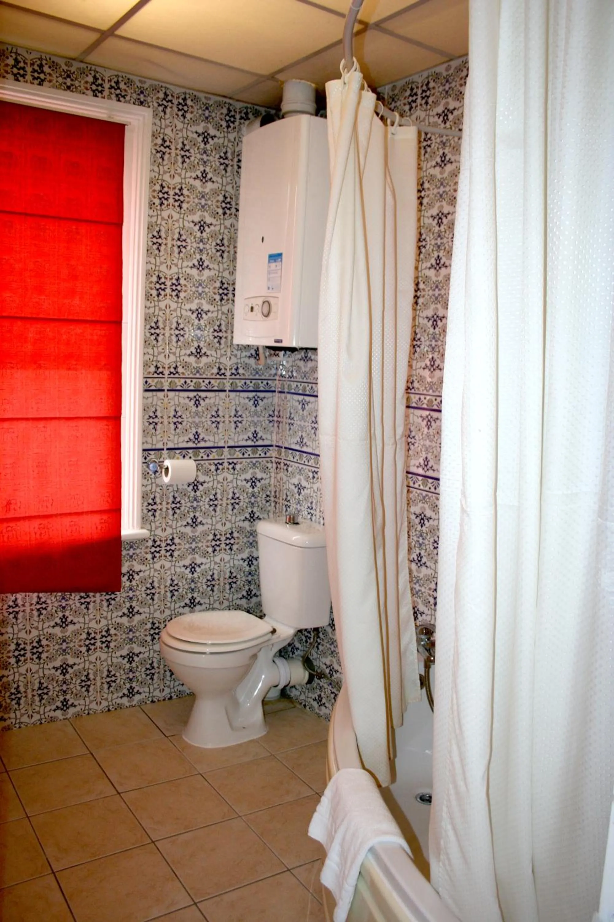 Toilet in Ilfracombe House Hotel - near Cliffs Pavilion