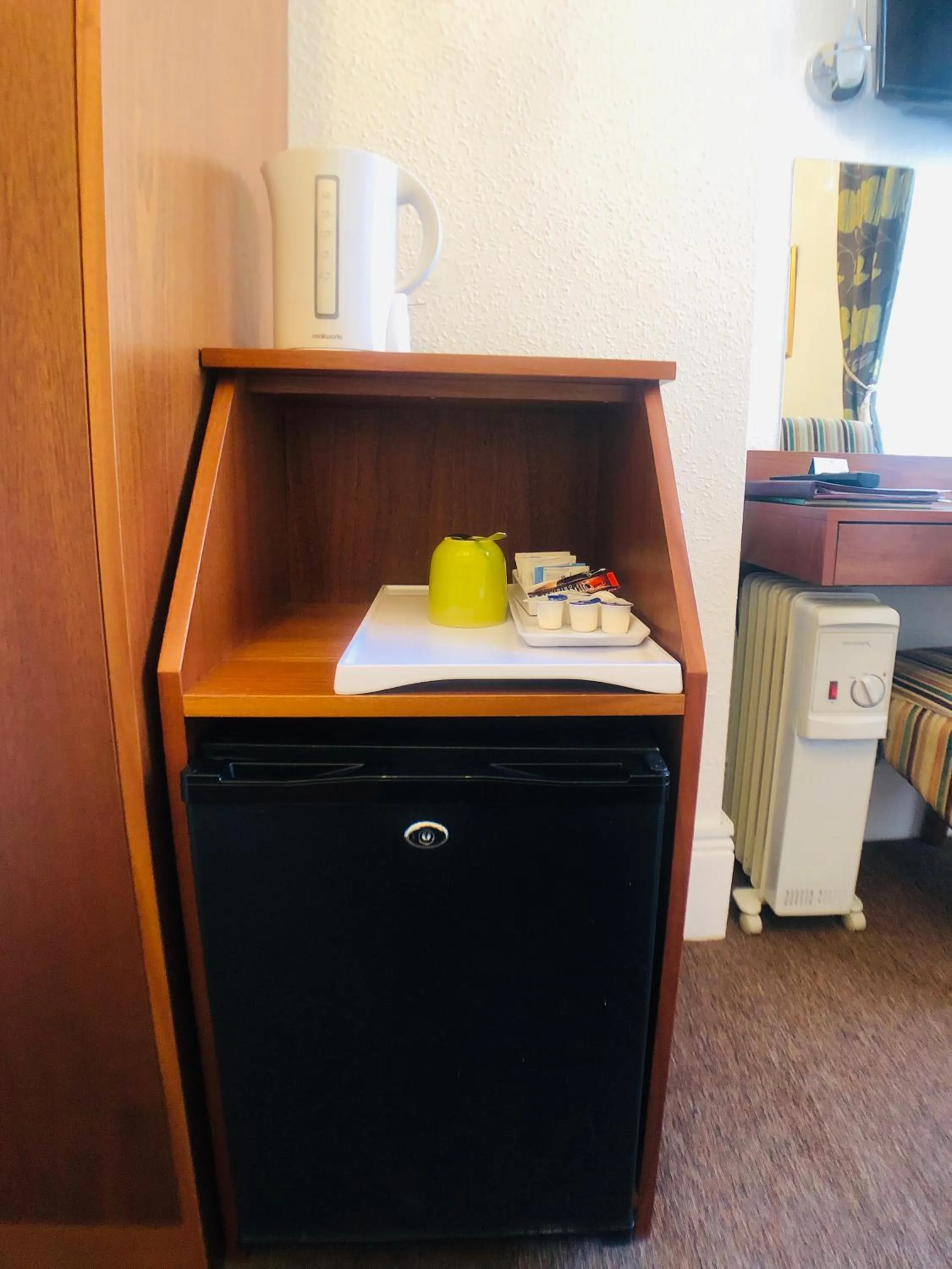 Coffee/tea facilities in Ilfracombe House Hotel - near Cliffs Pavilion