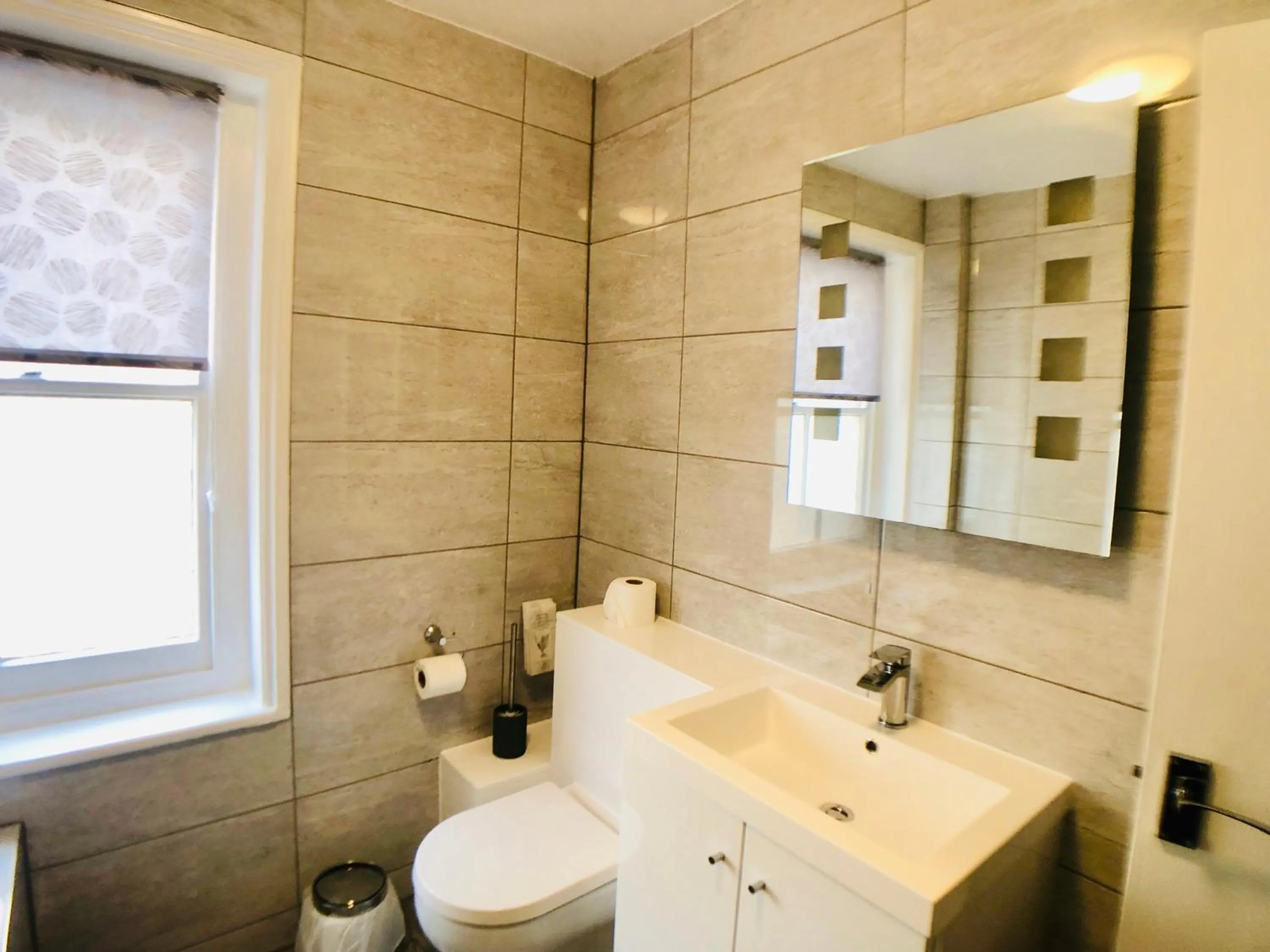 Bathroom in Ilfracombe House Hotel - near Cliffs Pavilion