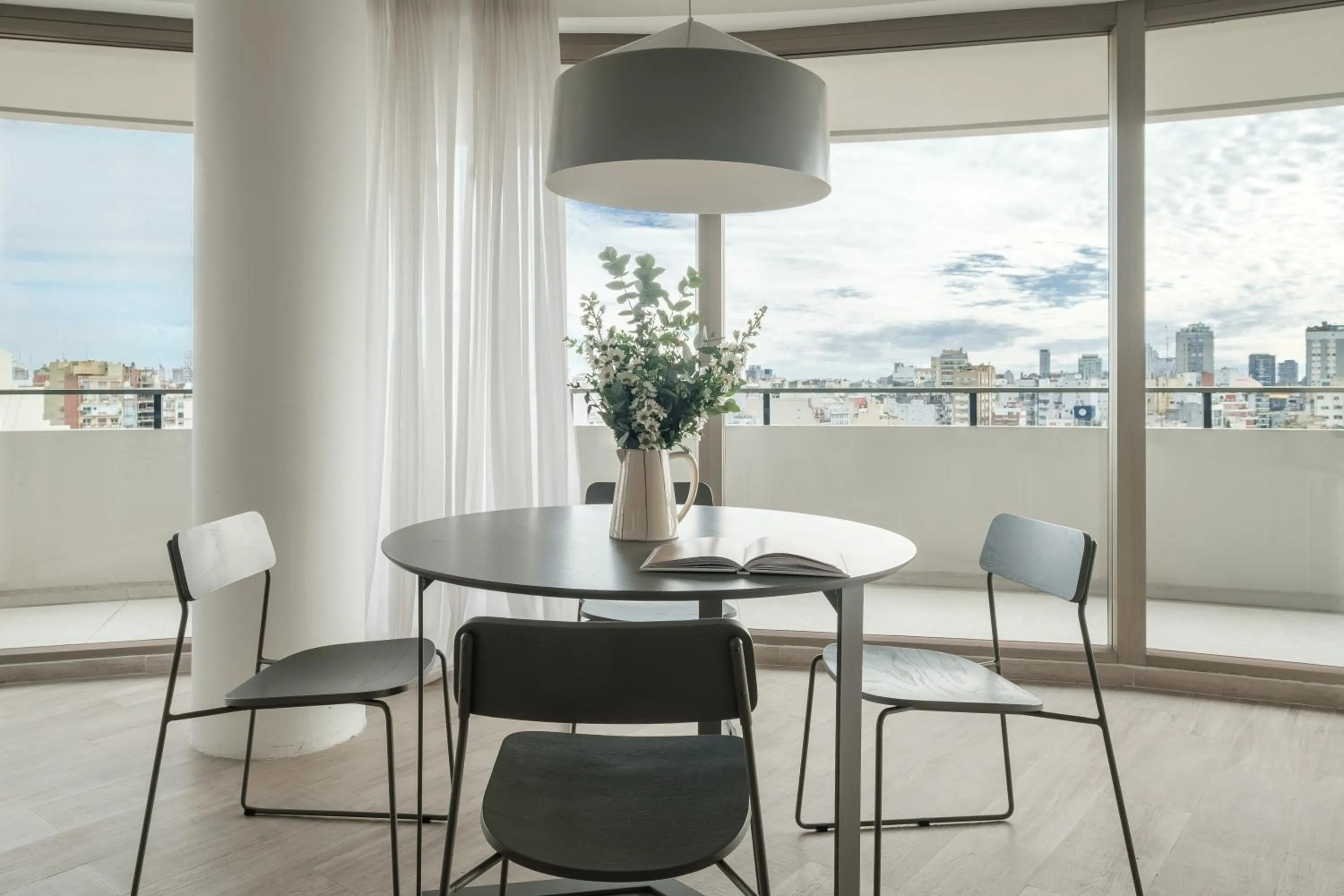 Dining area in Nido at Recoleta Deco