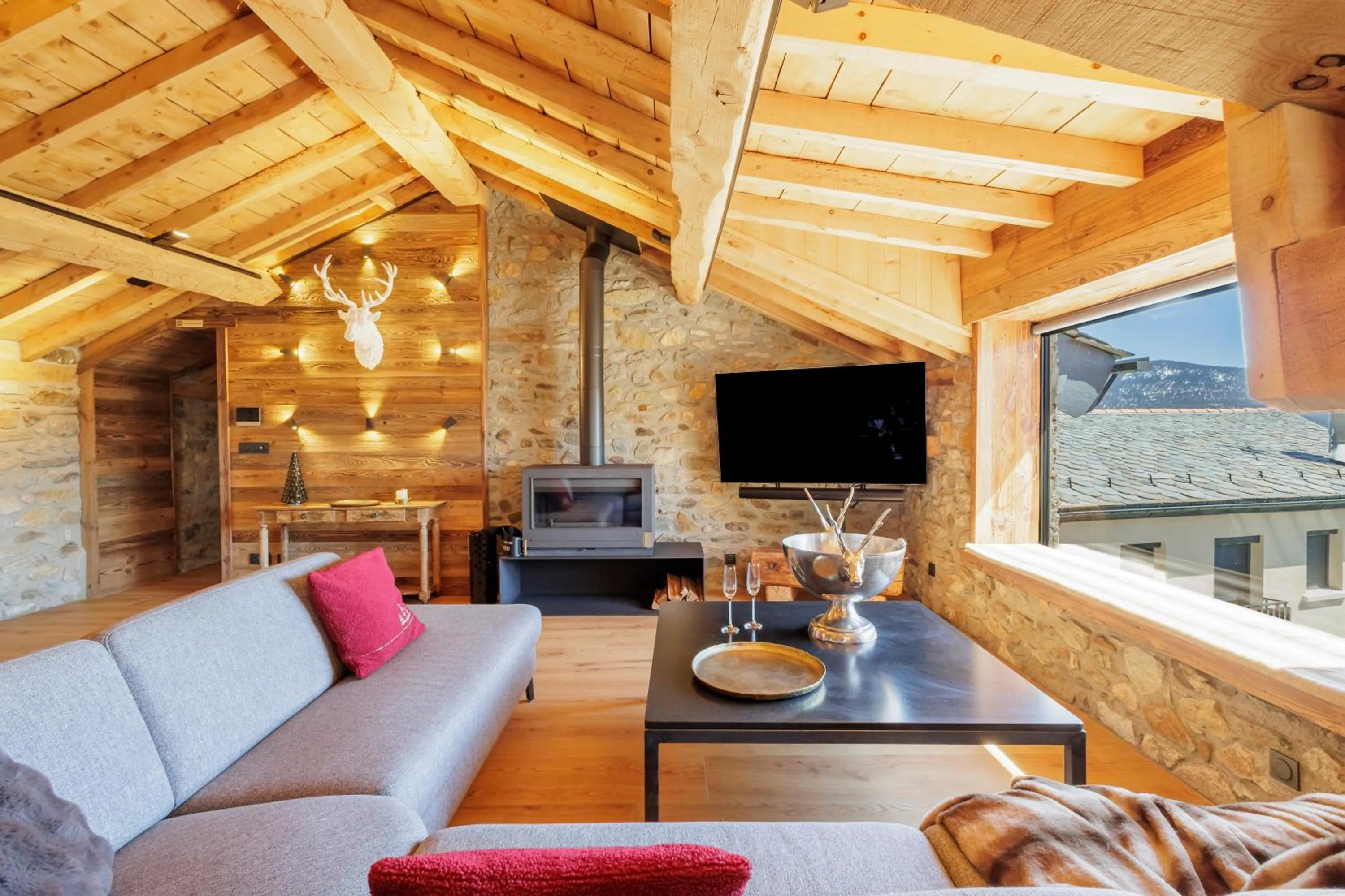 Communal lounge/ TV room in Le Refuge Cal Chalon , chalet de luxe au cœur du village