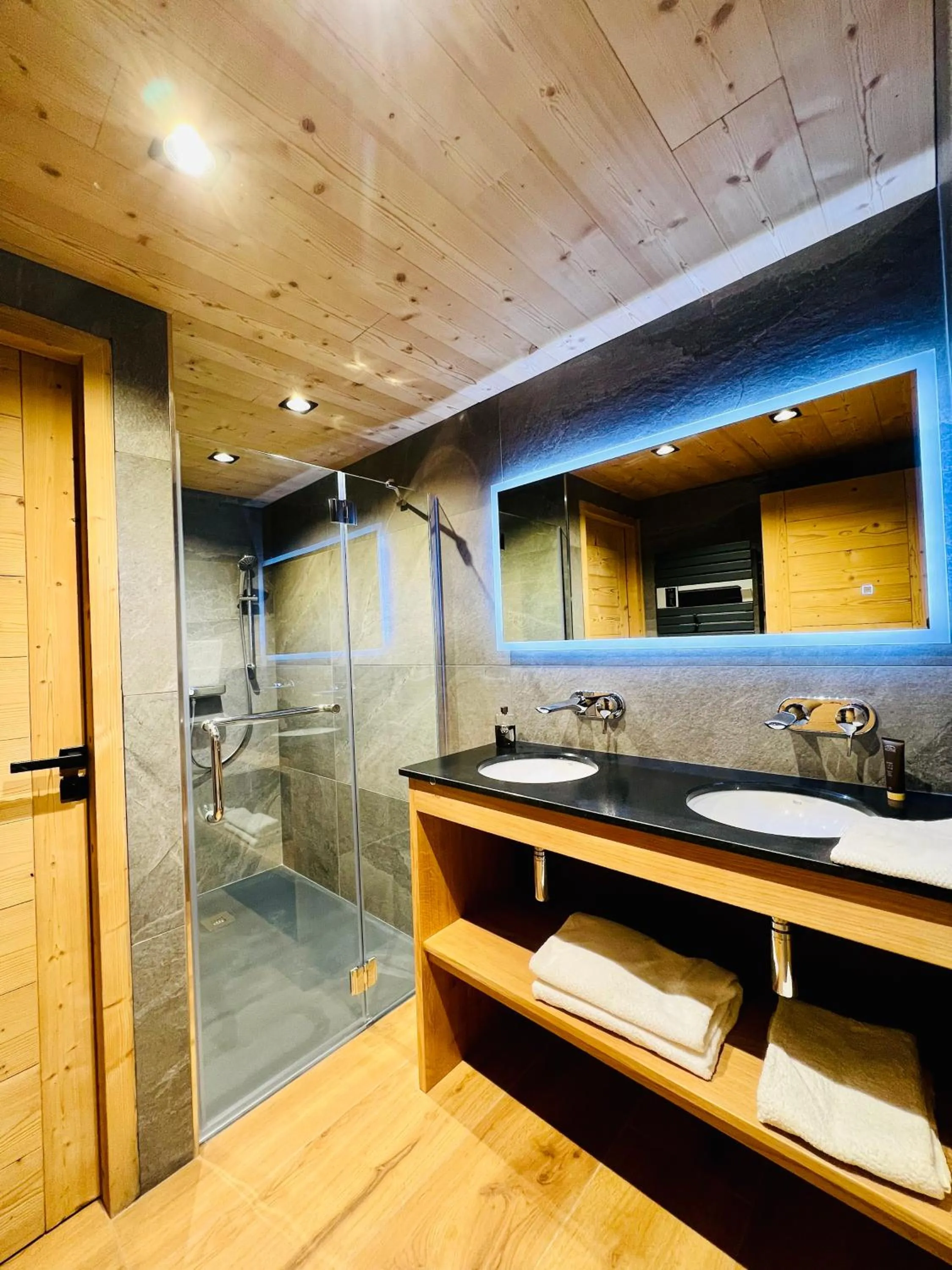 Bathroom in Le Refuge Cal Chalon , chalet de luxe au cœur du village