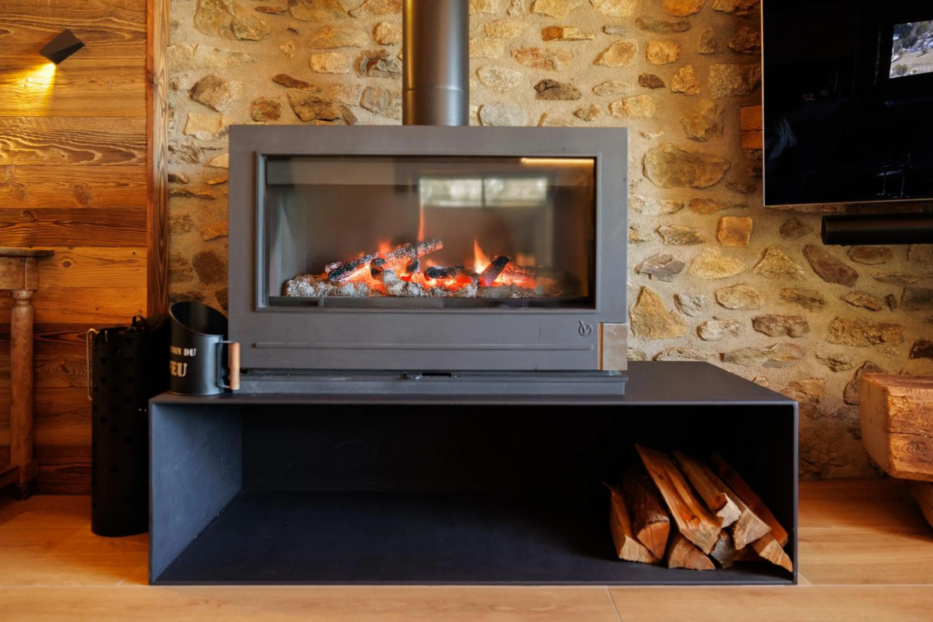 fireplace in Le Refuge Cal Chalon , chalet de luxe au cœur du village