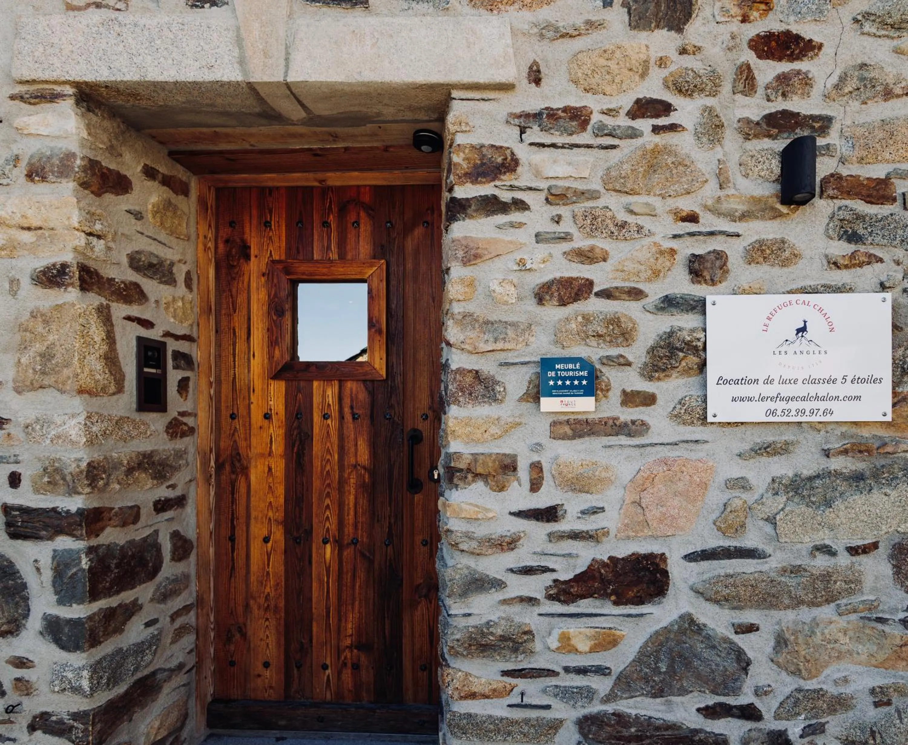 Facade/entrance in Le Refuge Cal Chalon , chalet de luxe au cœur du village