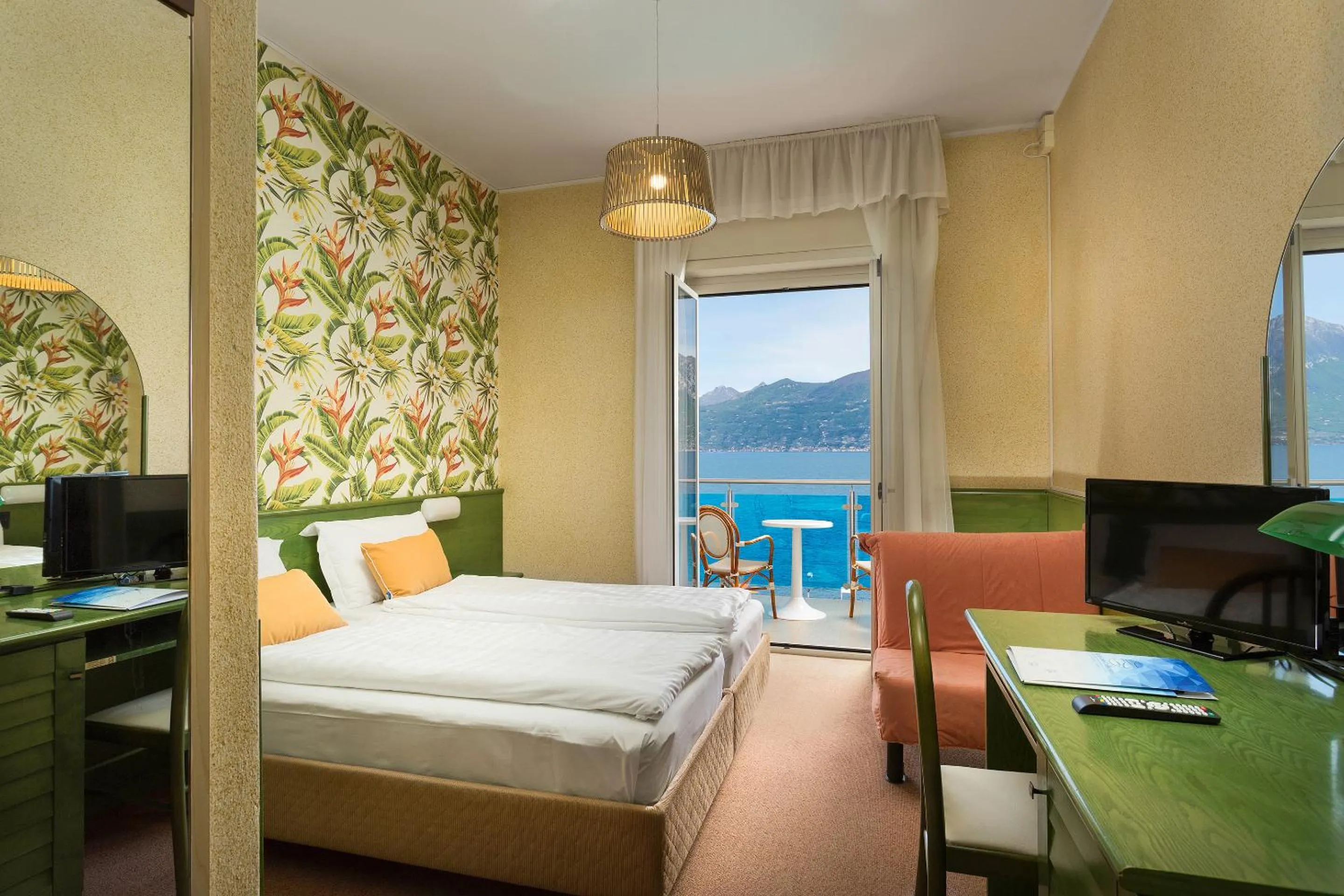Photo of the whole room, Bed in Hotel Caribe - Garda Lake Collection