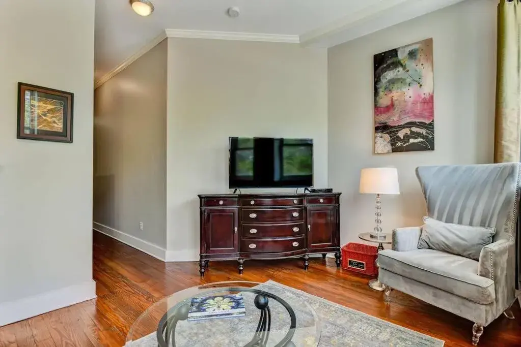 Loft steps from City Hall and River Street Loft steps from City Hall and River Street