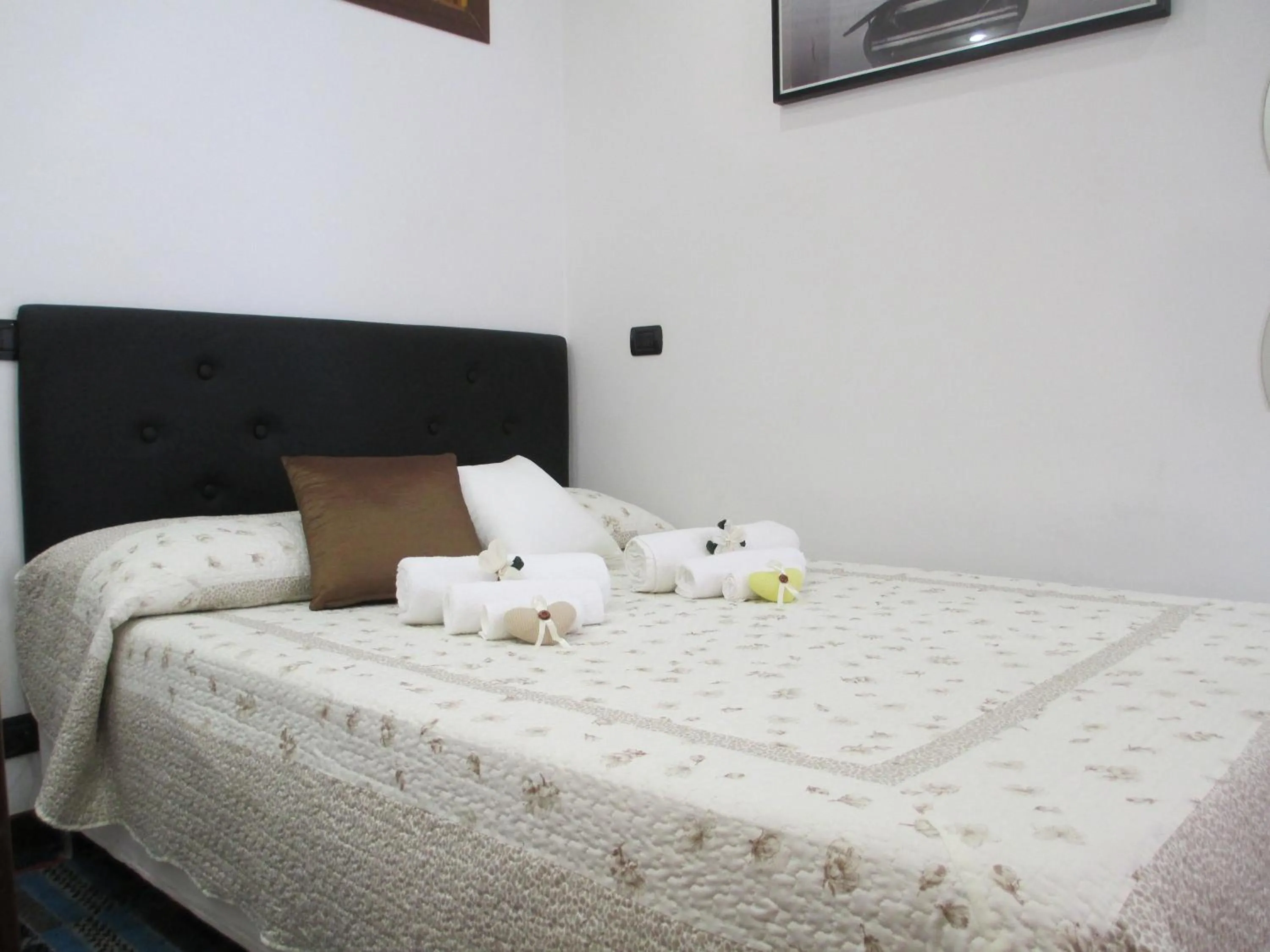 Bedroom, Bed in Appartamento Tulipano Rosa