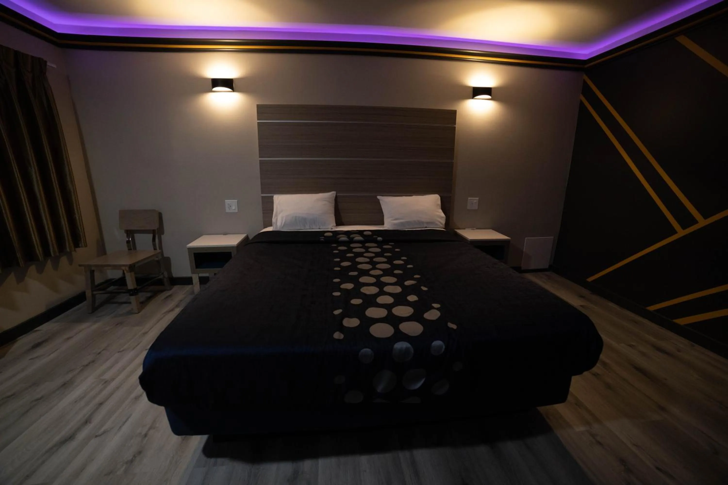 Photo of the whole room, Bed in Artesia Motor Inn