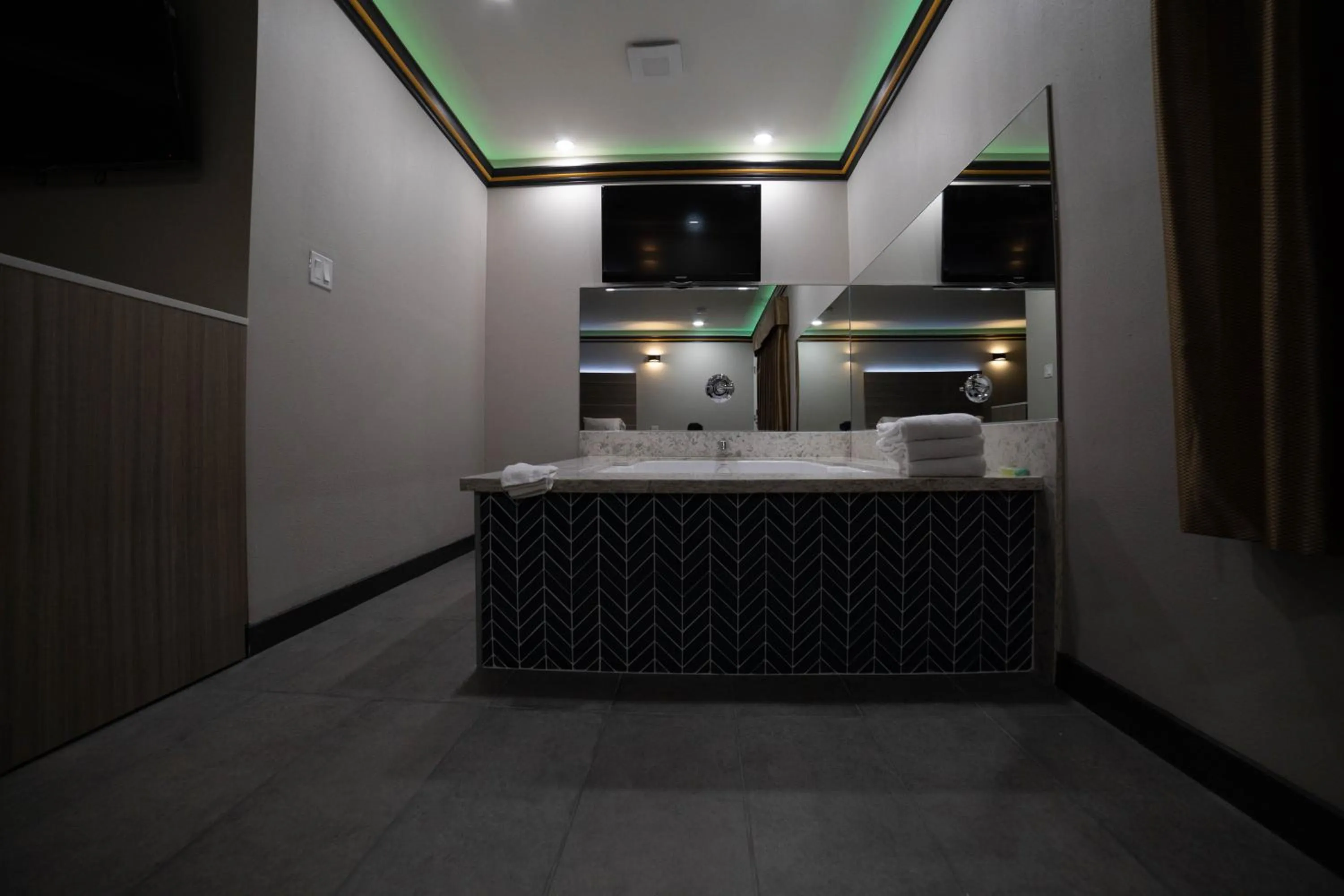 Hot Tub in Artesia Motor Inn