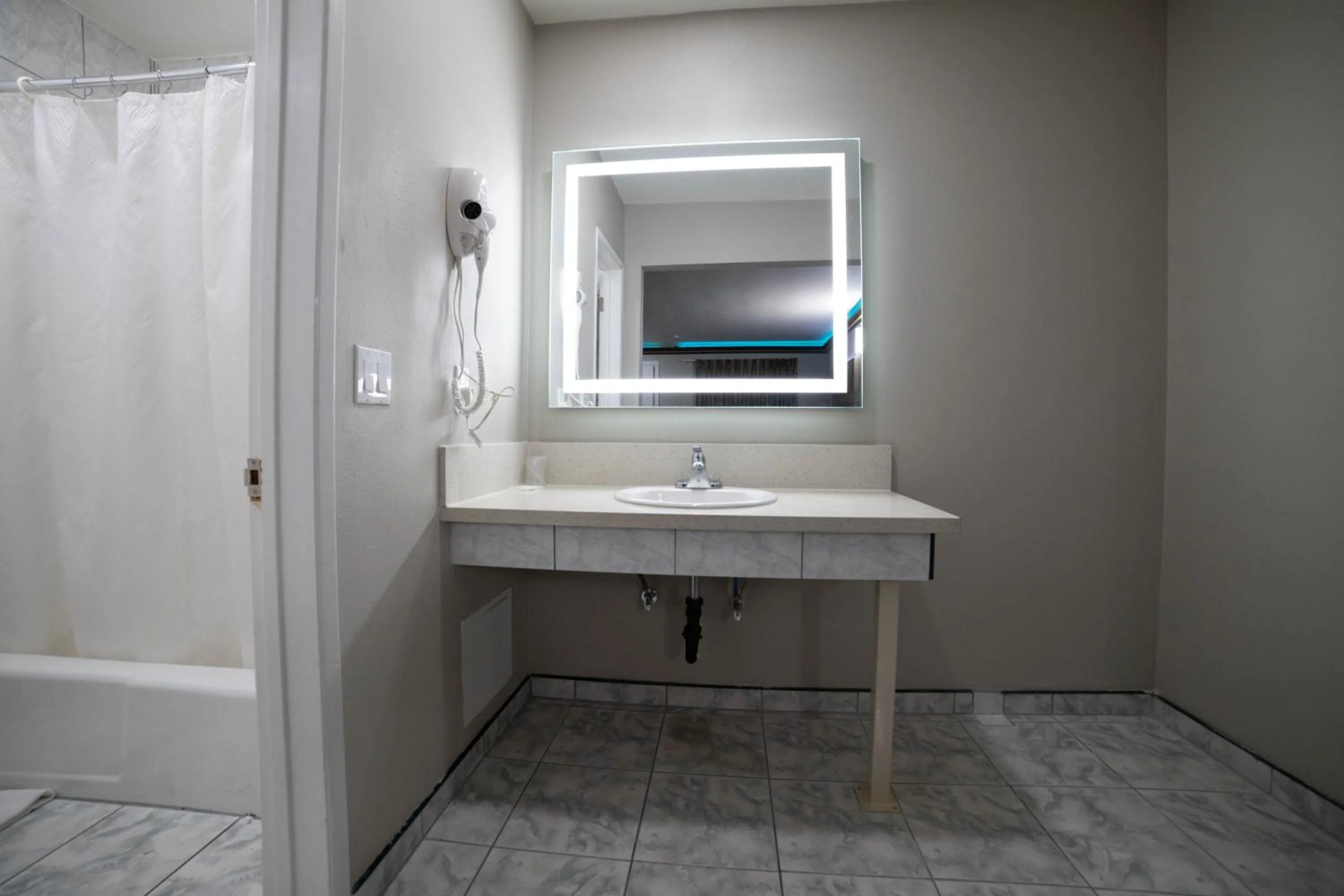 Bathroom in Artesia Motor Inn