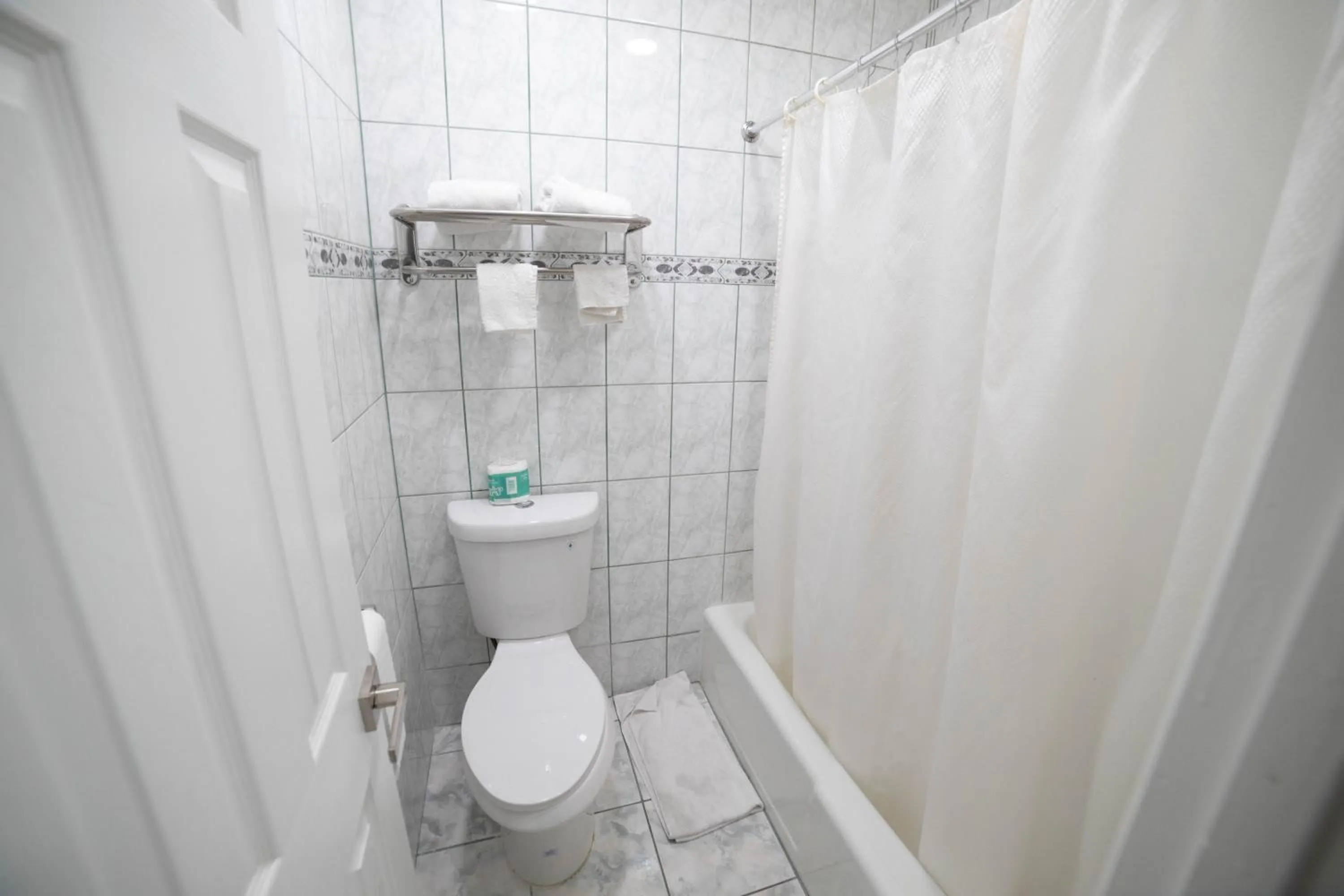 Bathroom in Artesia Motor Inn