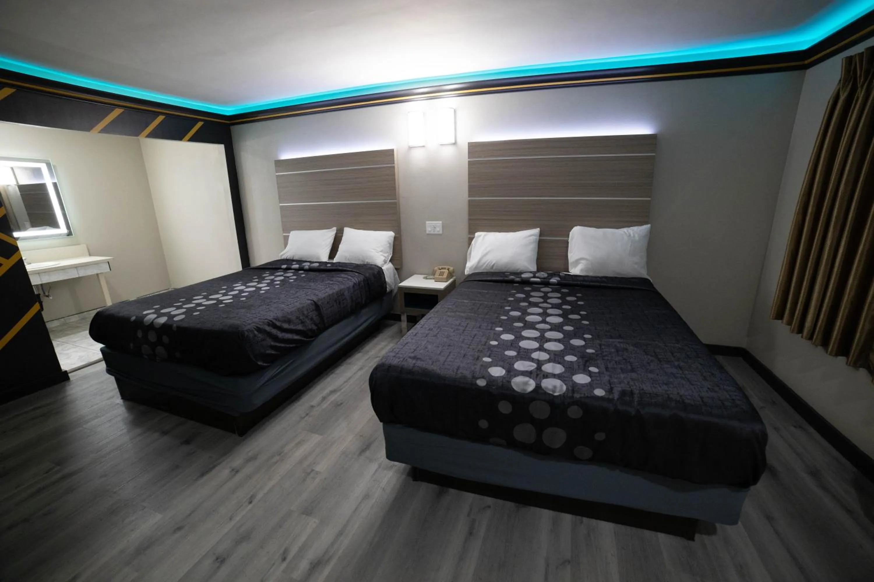 Photo of the whole room, Bed in Artesia Motor Inn