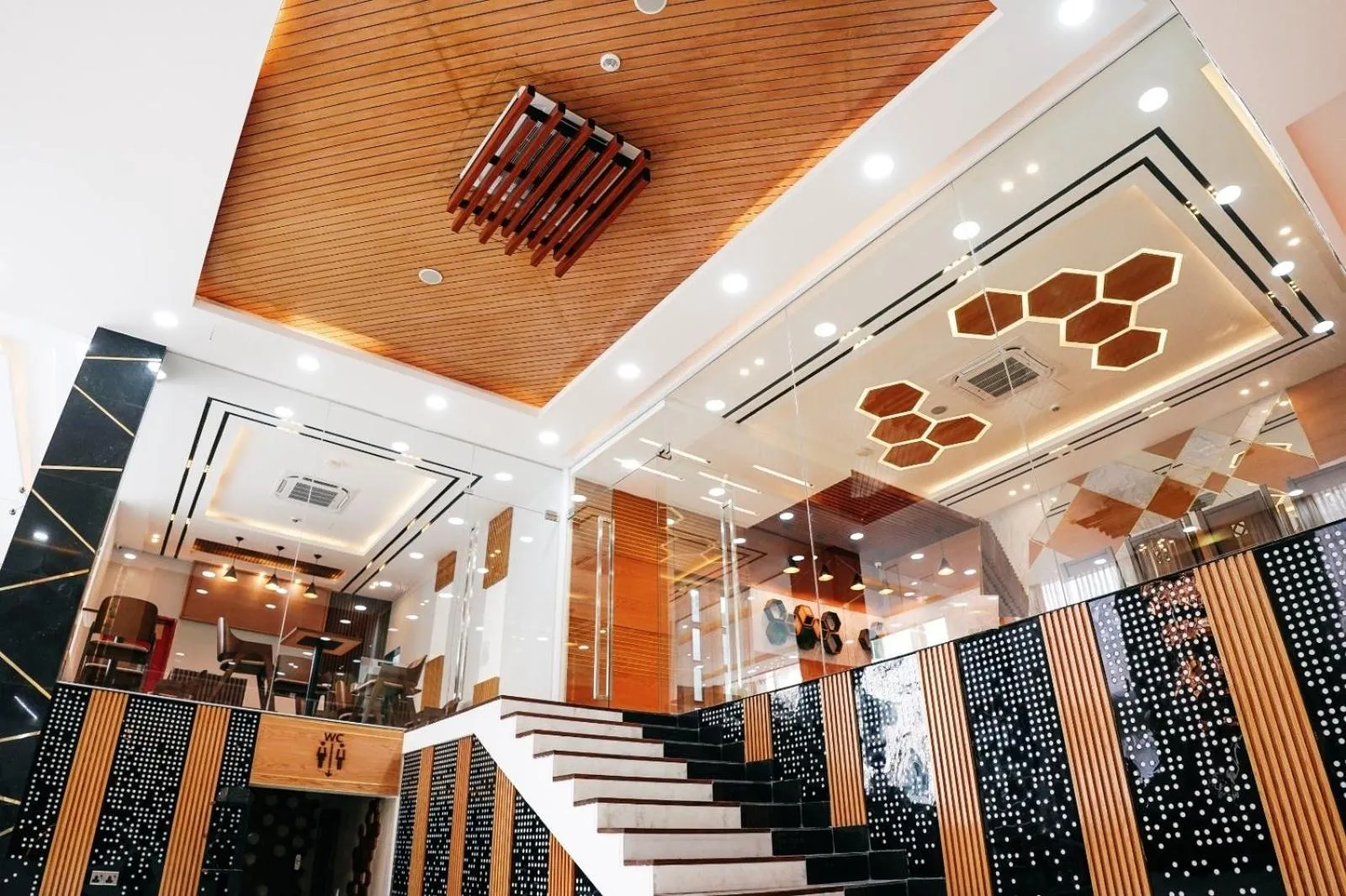 Restaurant/places to eat in HOTEL STUDiO23