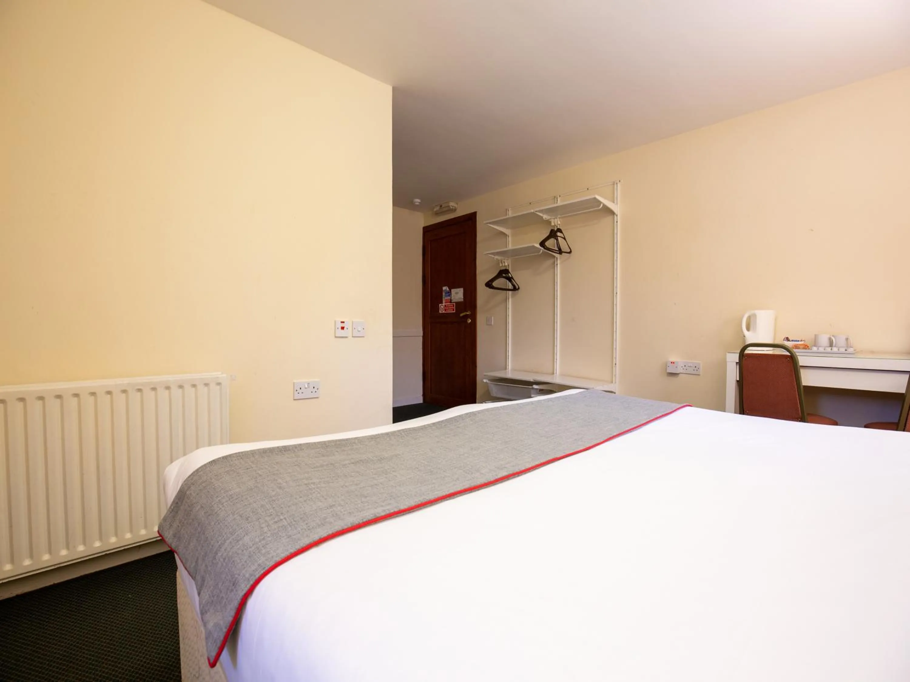 Bedroom, Bed in Longforgan Coaching Inn