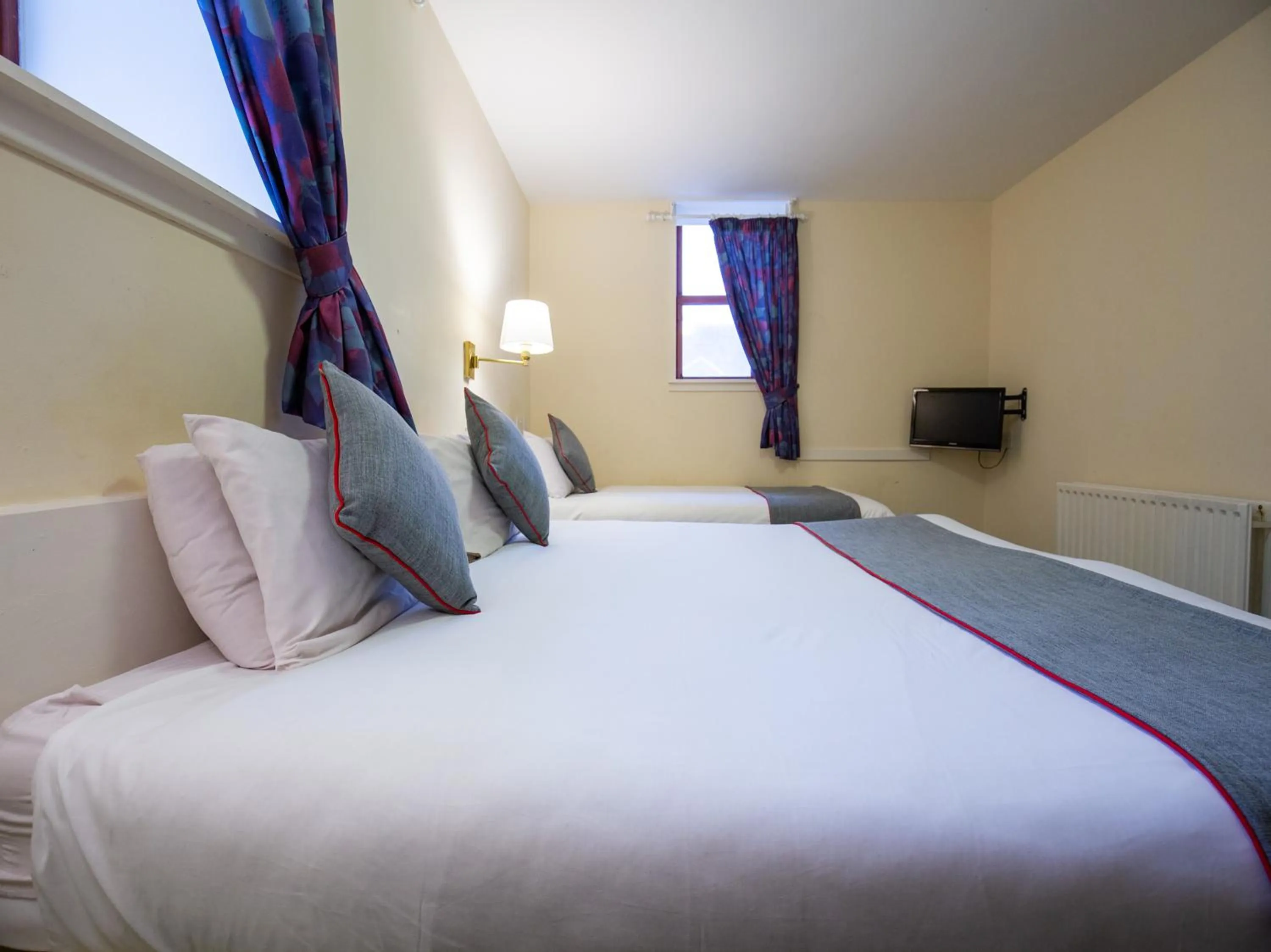 Bedroom, Bed in Longforgan Coaching Inn
