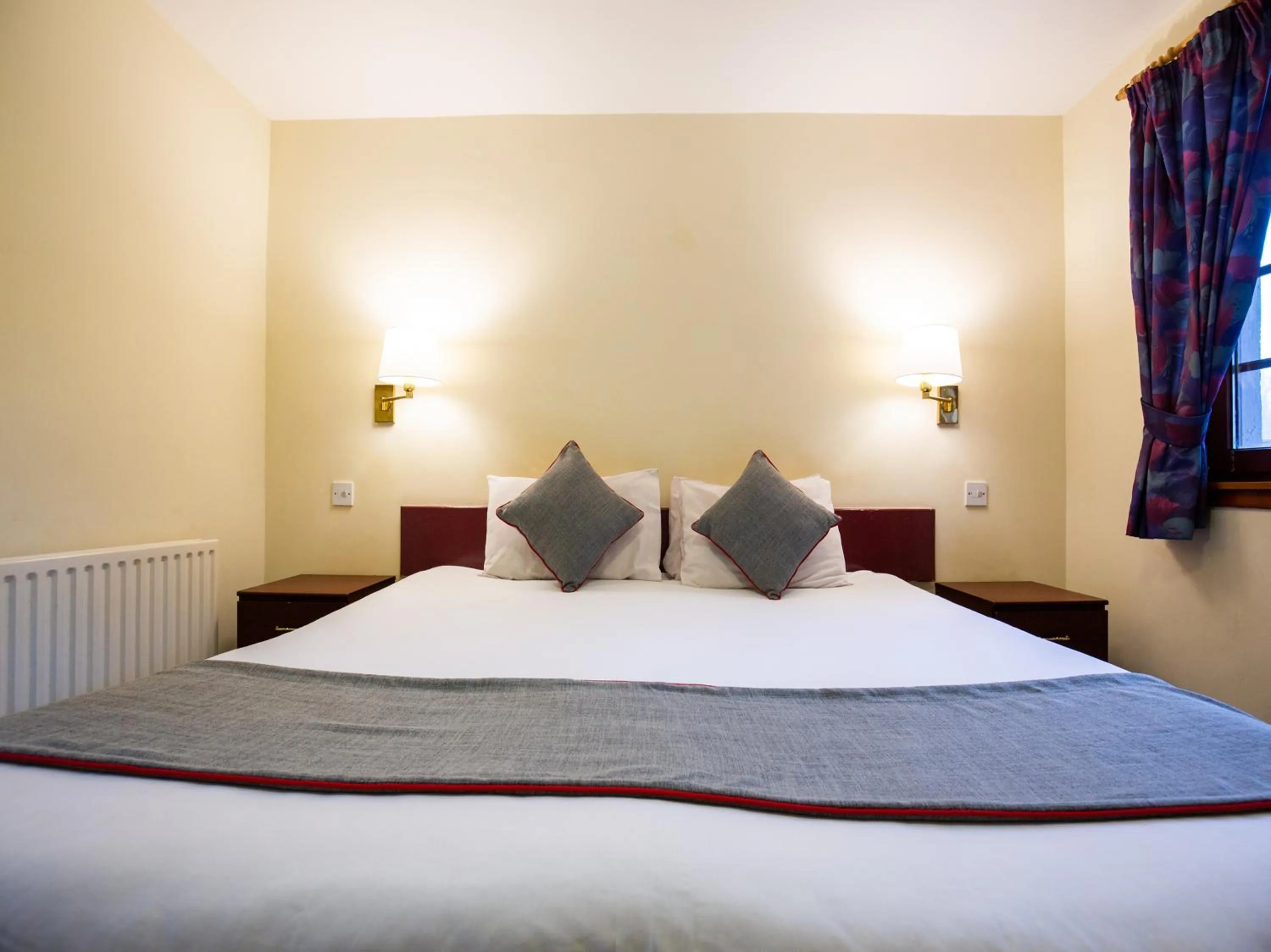 Bedroom, Bed in Longforgan Coaching Inn