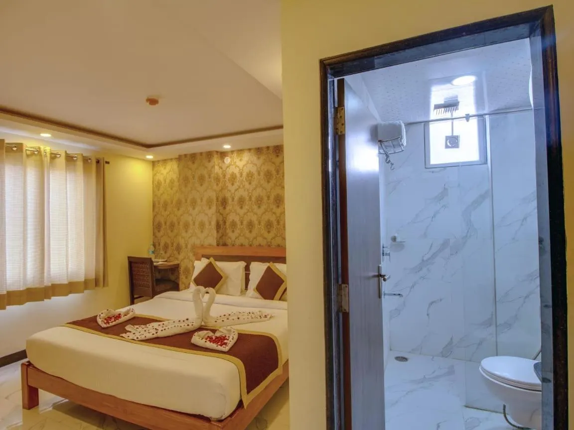 Shower, Bed in Jasoda Heritage Hotel Near Hawa Mahal