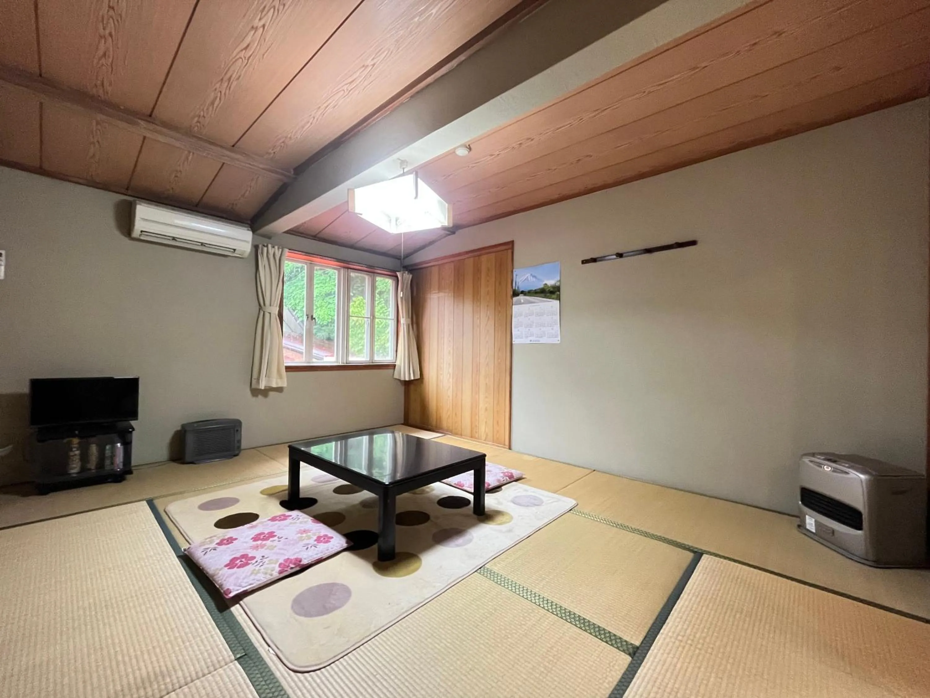 Photo of the whole room in Narusawaso