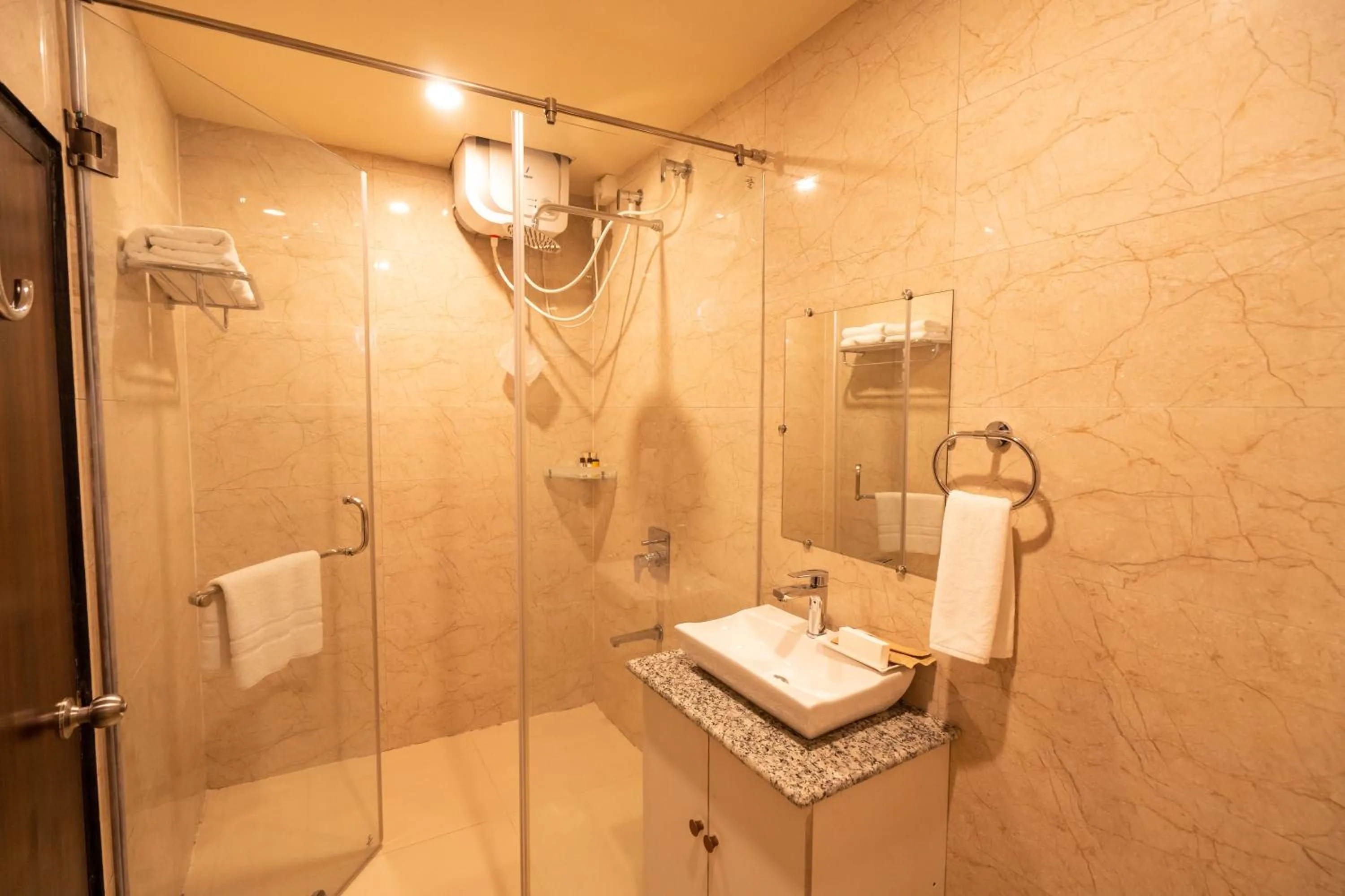 Shower in ROYALE LALAWI HOTEL