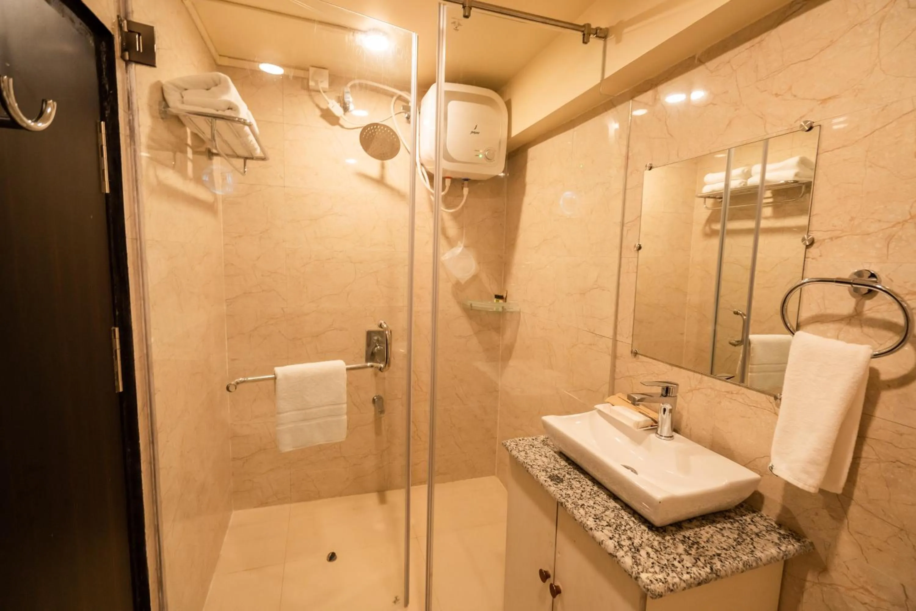 Shower in ROYALE LALAWI HOTEL