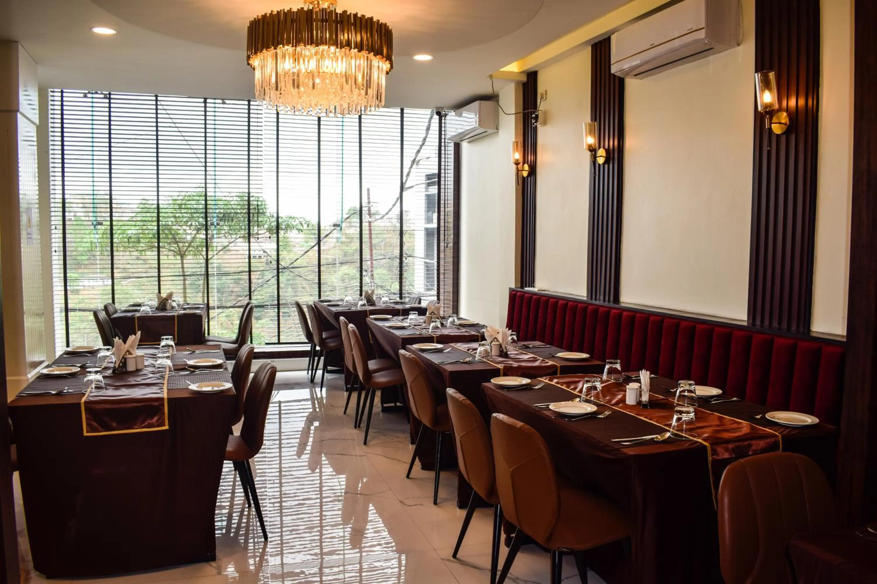 Restaurant/places to eat in ROYALE LALAWI HOTEL