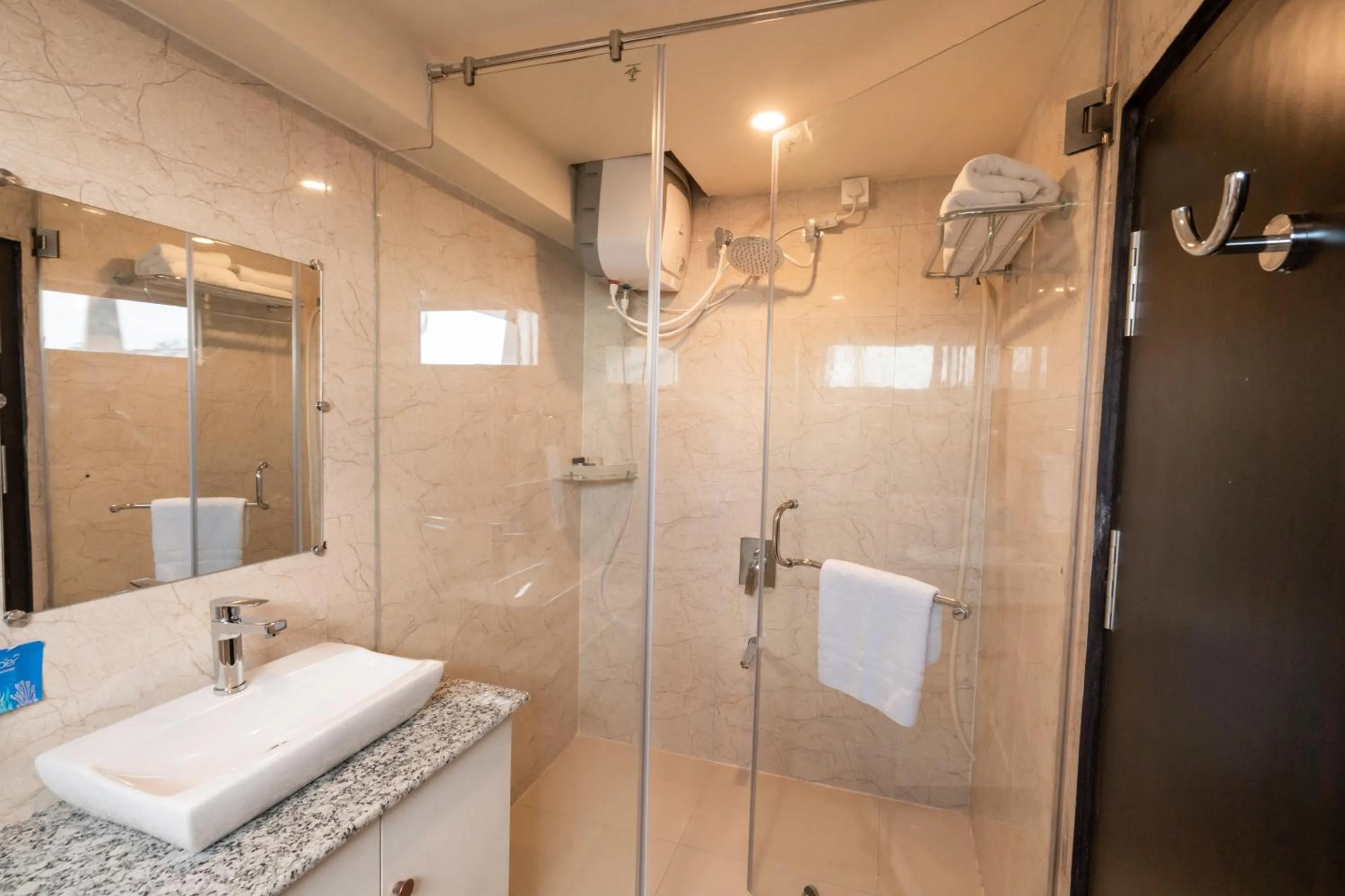 Shower in ROYALE LALAWI HOTEL