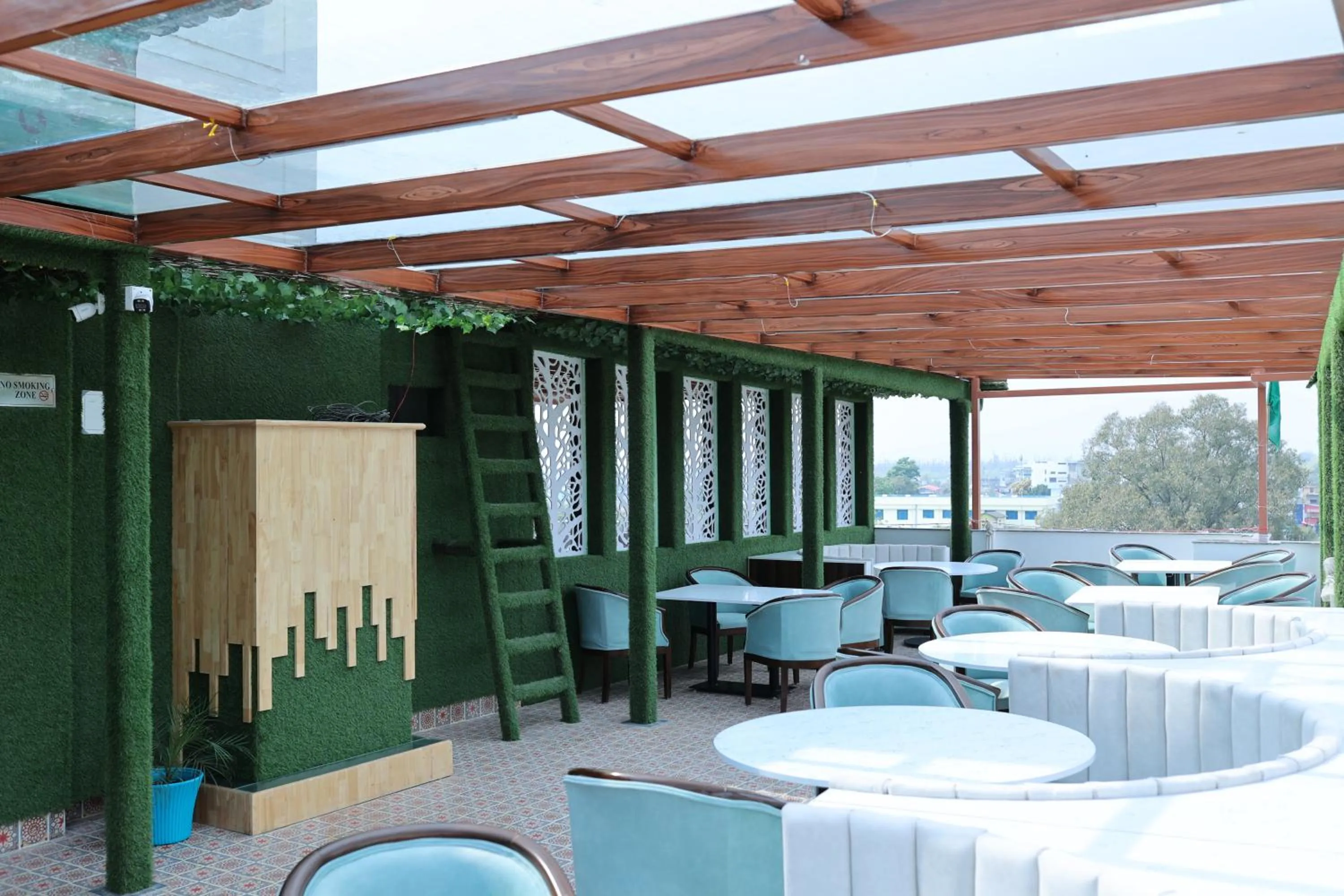 Restaurant/places to eat in Hotel 7 Heaven