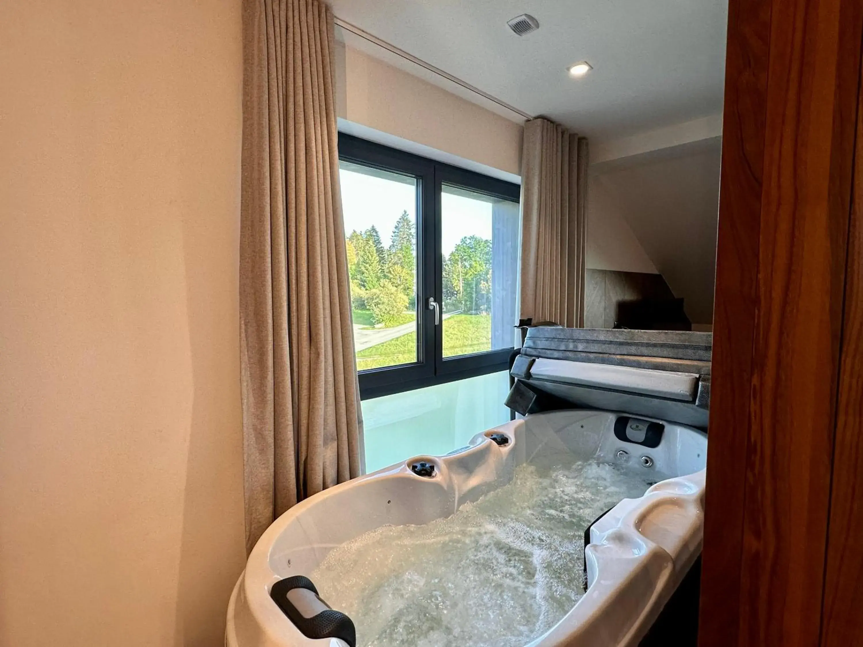 Double Room with Spa Bath in Hôtel Restaurant & Spa Les Planets Double Room with Spa Bath in Hôtel Restaurant & Spa Les Planets