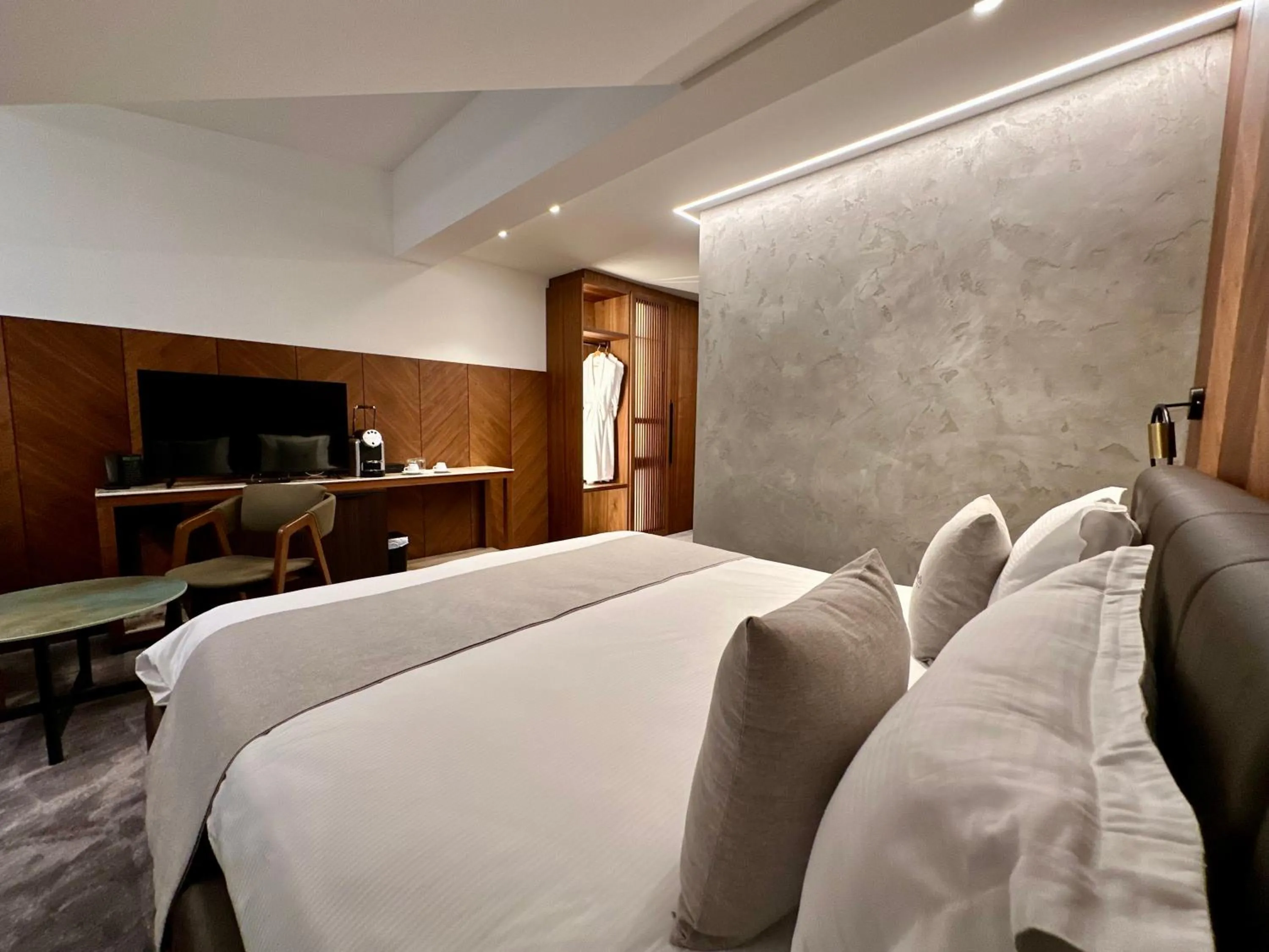 Bed in Hôtel Restaurant & Spa Les Planets