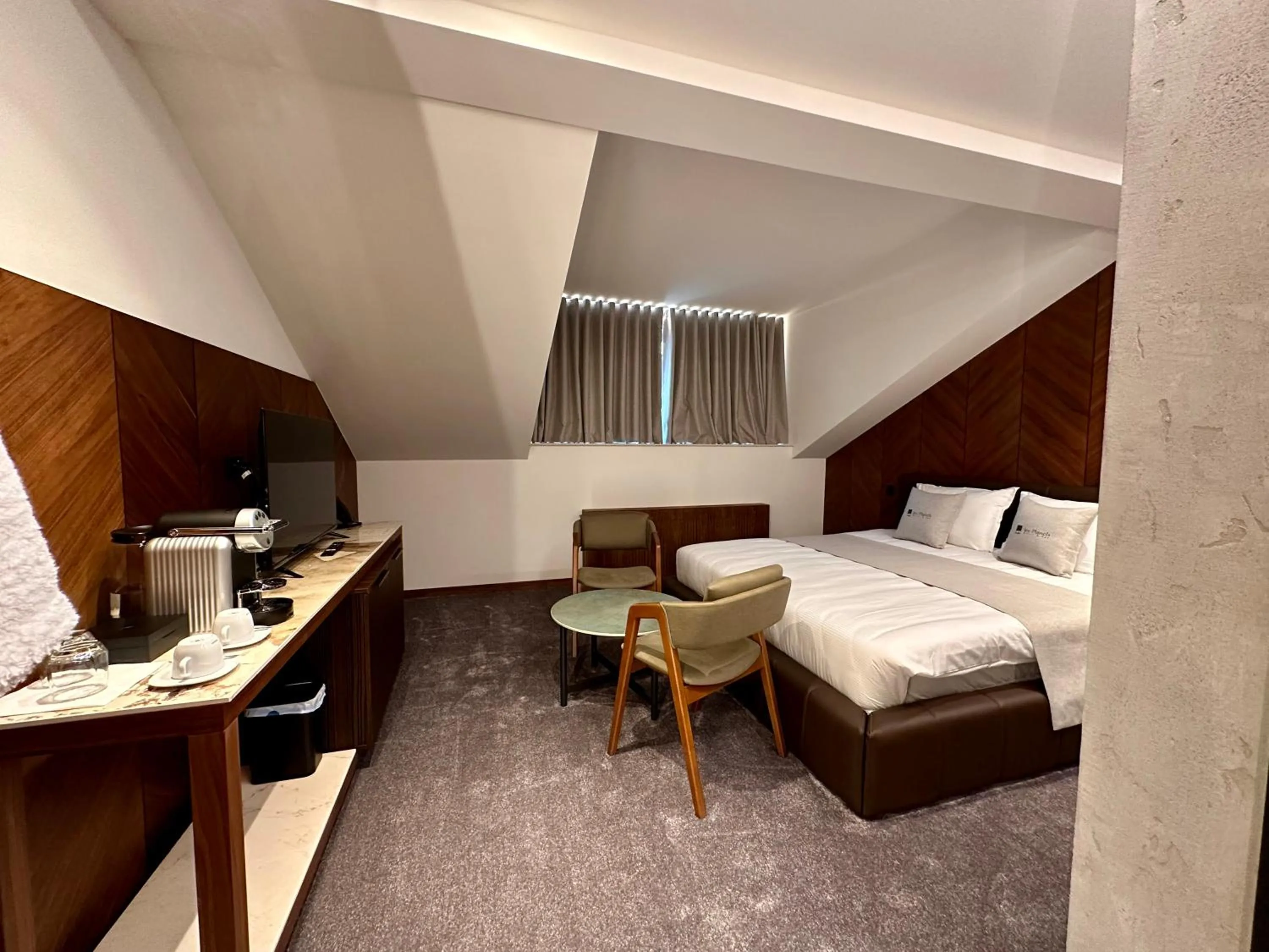 Bed in Hôtel Restaurant & Spa Les Planets