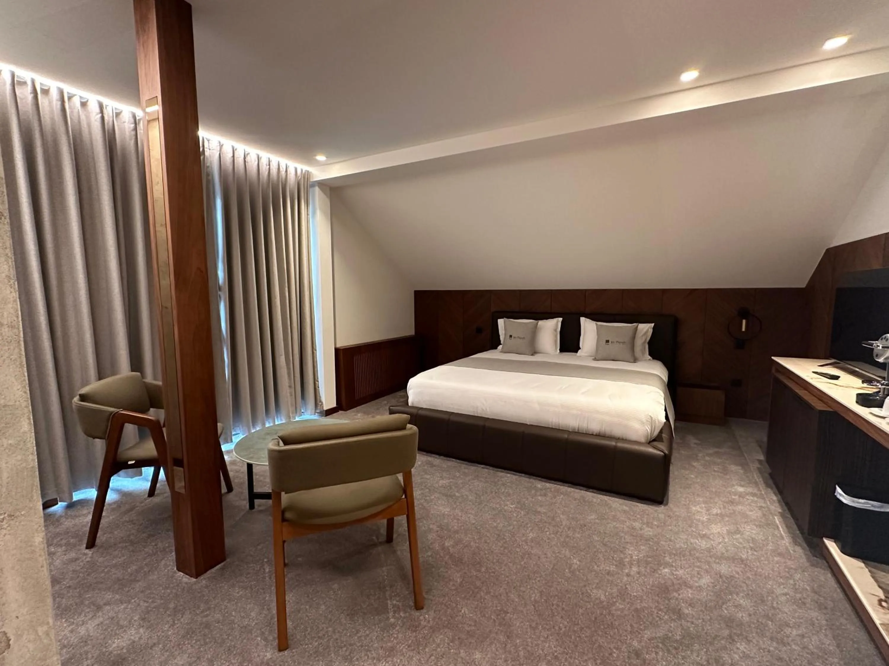 Bed in Hôtel Restaurant & Spa Les Planets