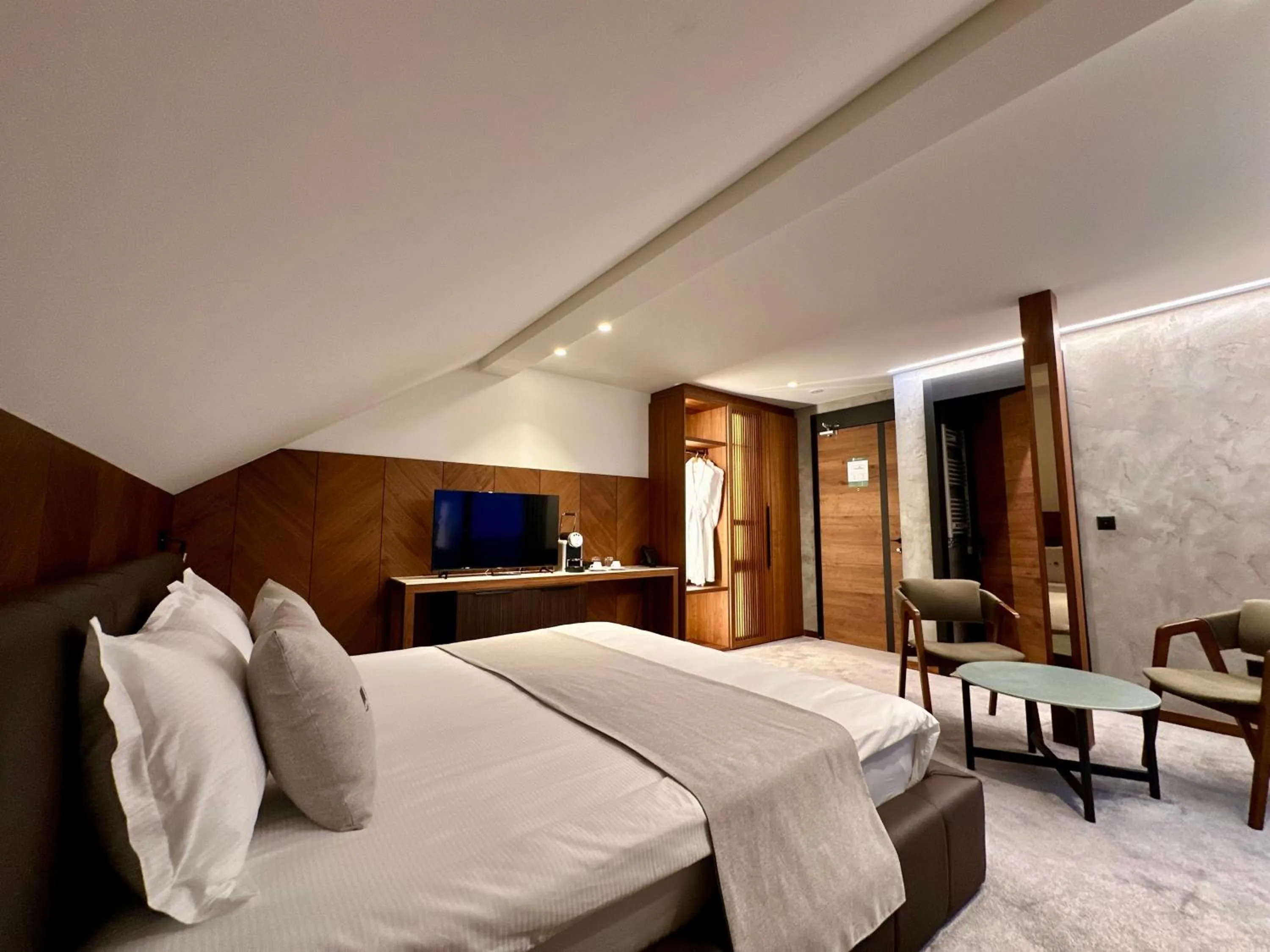 Bed in Hôtel Restaurant & Spa Les Planets