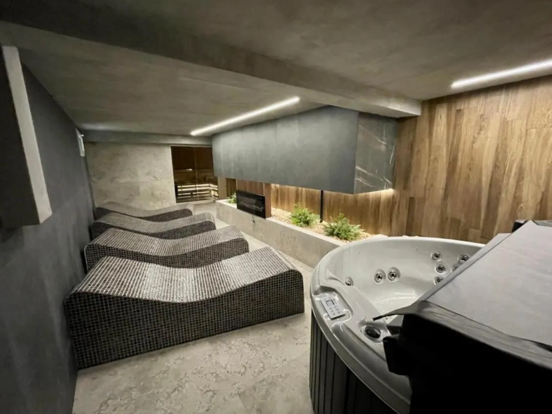 Spa and wellness centre/facilities in Hôtel Restaurant & Spa Les Planets