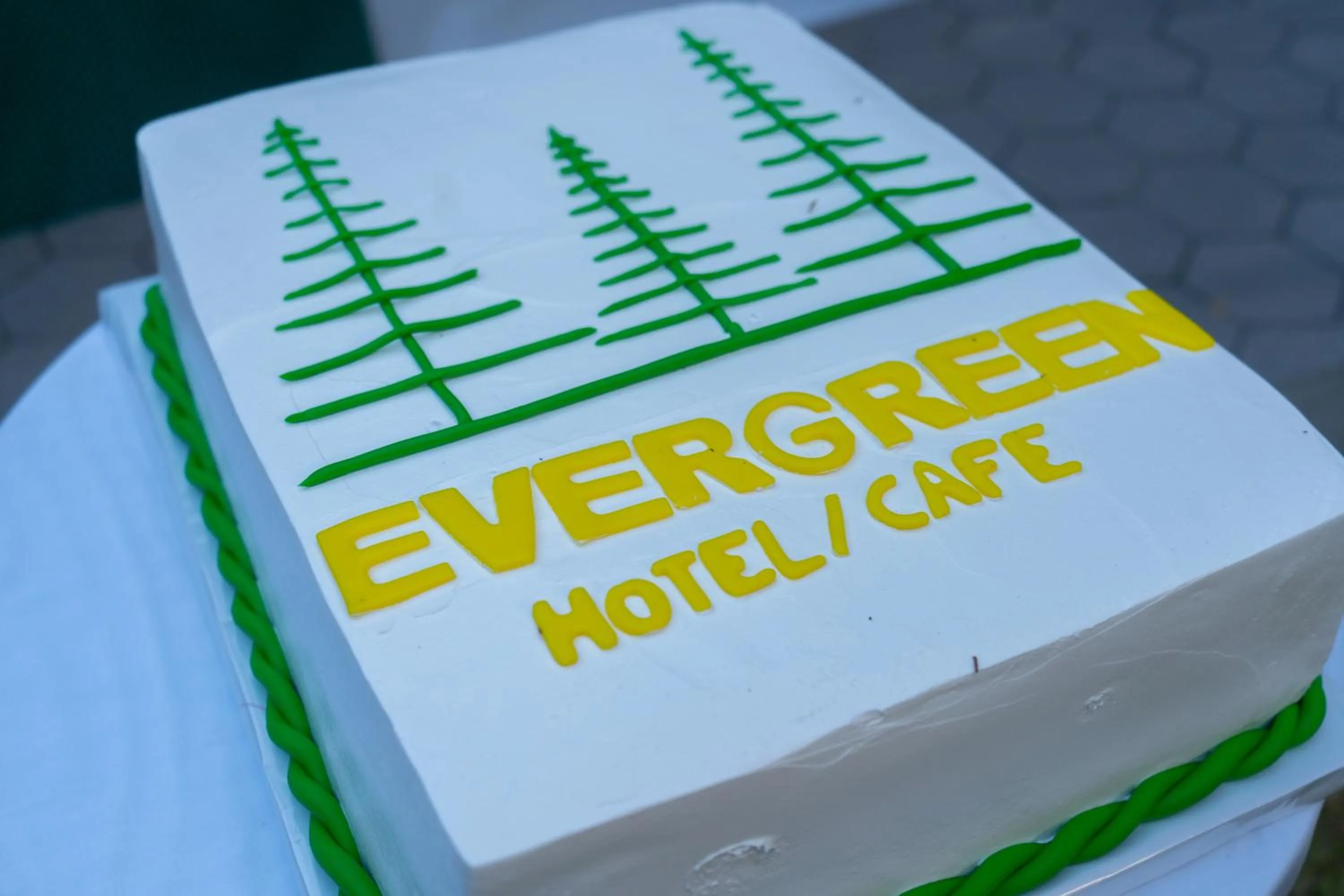 Restaurant/places to eat in Hotel Evergreen
