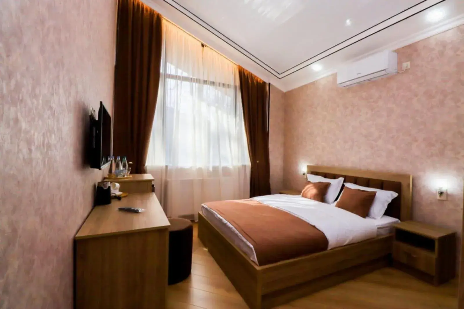 King Room with Mountain View in Hotel Evergreen King Room with Mountain View in Hotel Evergreen