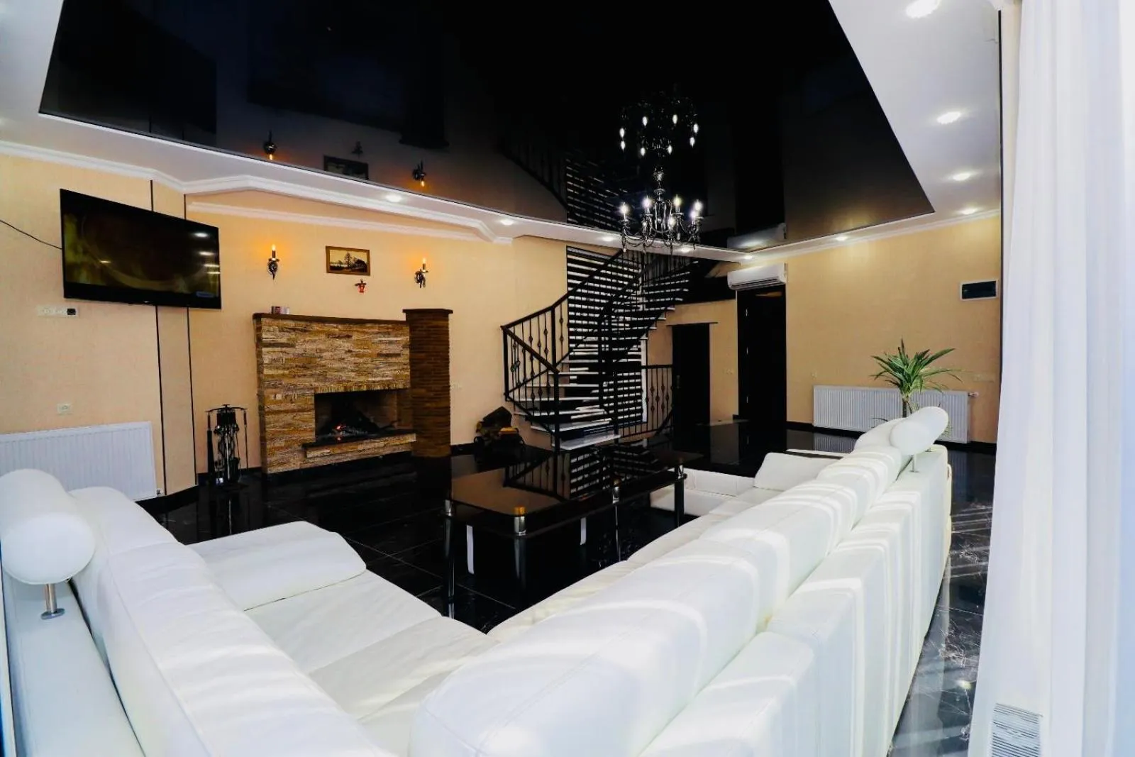 Communal lounge/ TV room in Hotel Evergreen