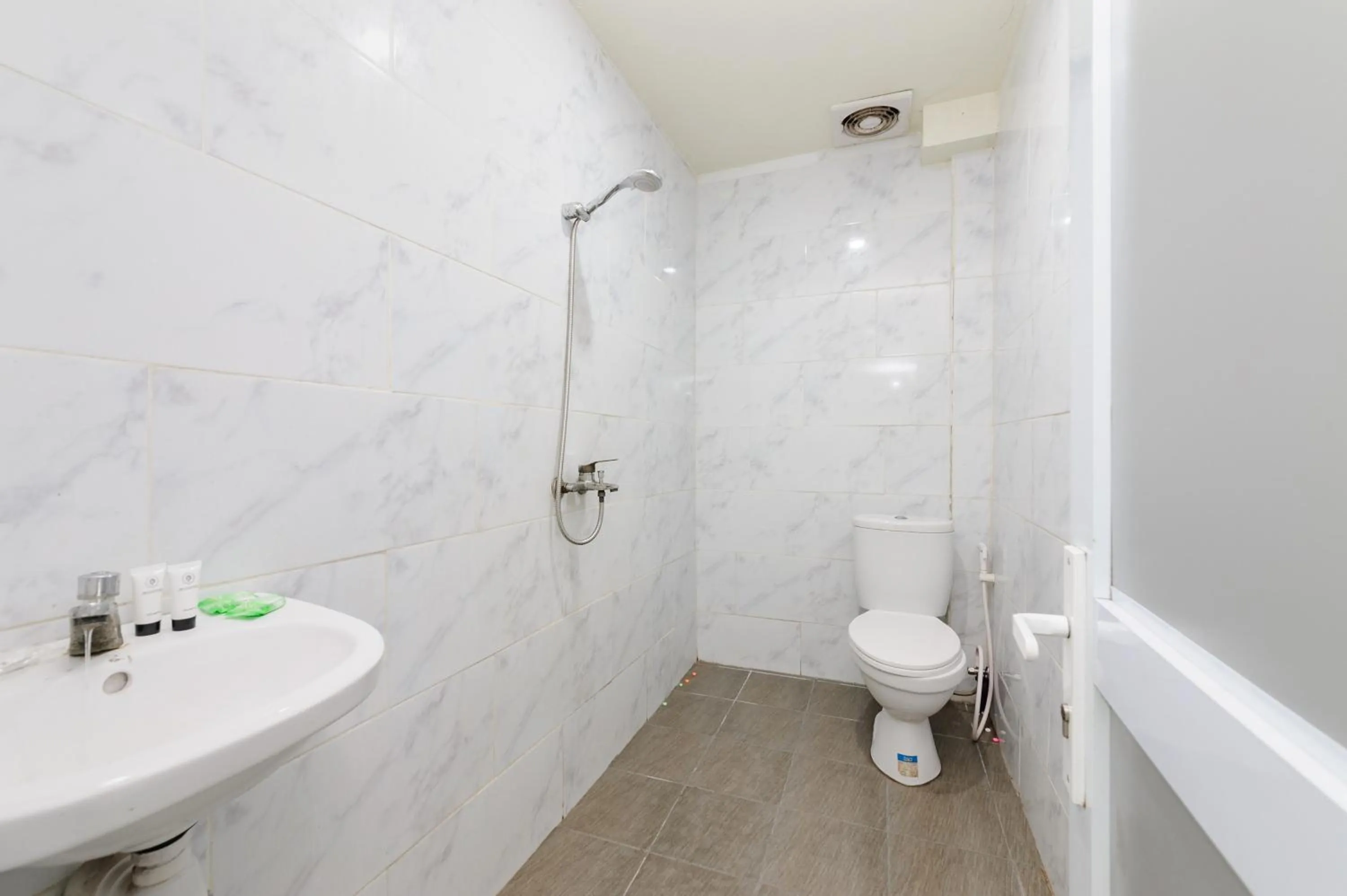 Bathroom in Urbanview Hotel Kansa near Harbour Bay Batam by RedDoorz